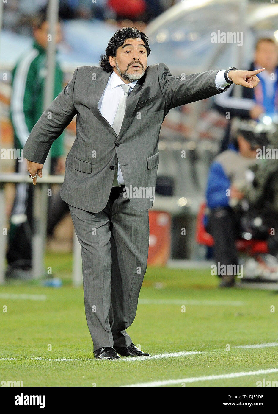 22. Juni 2010 - Polokwane, Südafrika - Diego Maradona, Trainer von Argentinien Gesten während der Fußball-WM 2010 Spiel zwischen Griechenland und Argentinien im Peter-Mokaba-Stadion am 22. Juni 2010 in Polokwane, Südafrika. (Bild Kredit: Luca Ghidoni/ZUMApress.com ©) Stockfoto