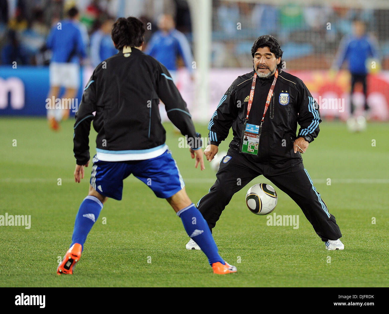 22. Juni 2010 spielt mit einem Ball mit Nicolas Burdisso - Polokwane, Südafrika - Diego Maradona, Trainer von Argentinien, bevor der 2010 FIFA World Cup Soccer match zwischen Griechenland und Argentinien im Peter-Mokaba-Stadion am 22. Juni 2010 in Polokwane, Südafrika. (Bild Kredit: Luca Ghidoni/ZUMApress.com ©) Stockfoto