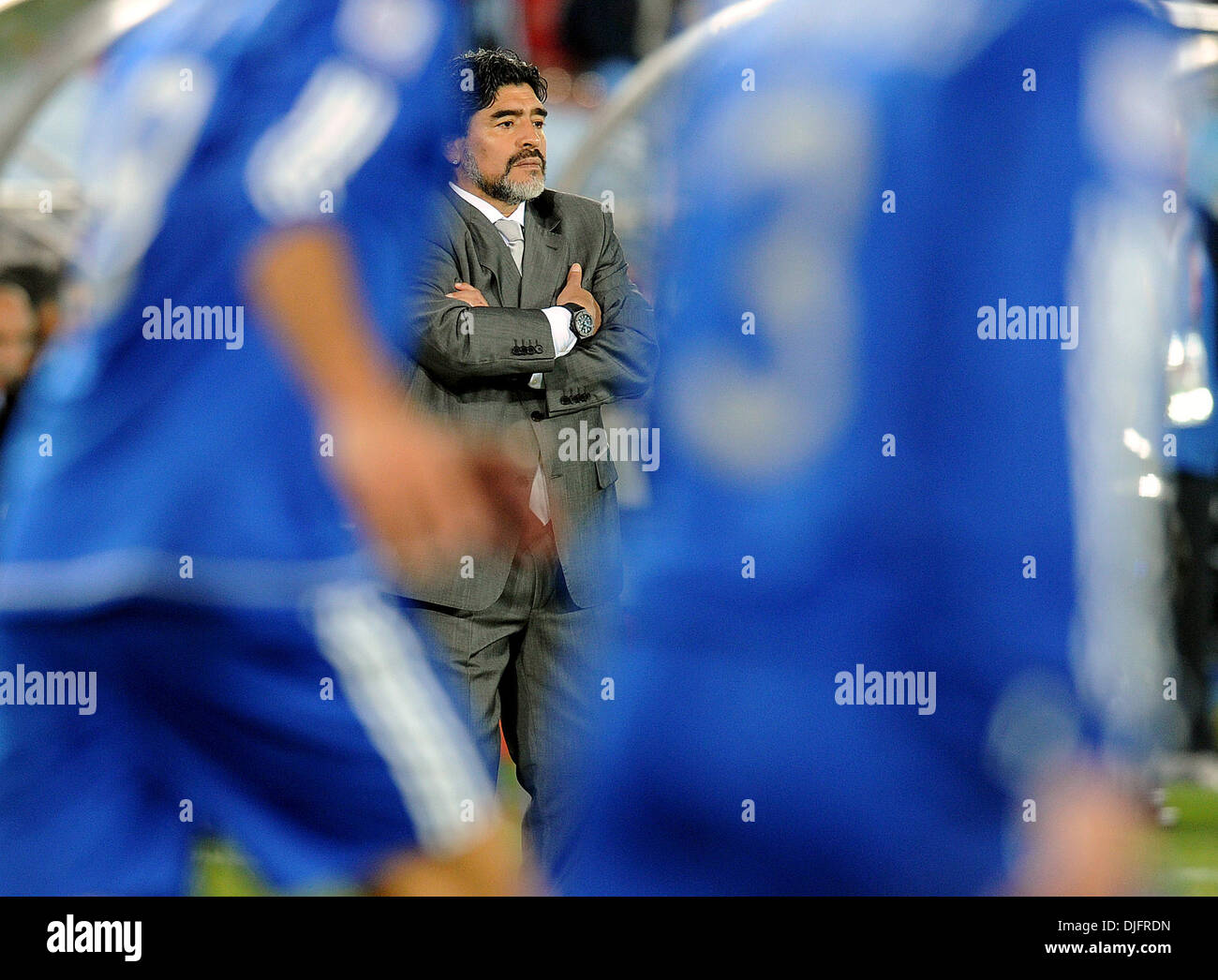 22. Juni 2010 - Polokwane, Südafrika - Diego Maradona, Trainer von Argentinien Uhren der 2010 FIFA World Cup Fußballspiel zwischen Griechenland und Argentinien im Peter-Mokaba-Stadion am 22. Juni 2010 in Polokwane, Südafrika. (Bild Kredit: Luca Ghidoni/ZUMApress.com ©) Stockfoto