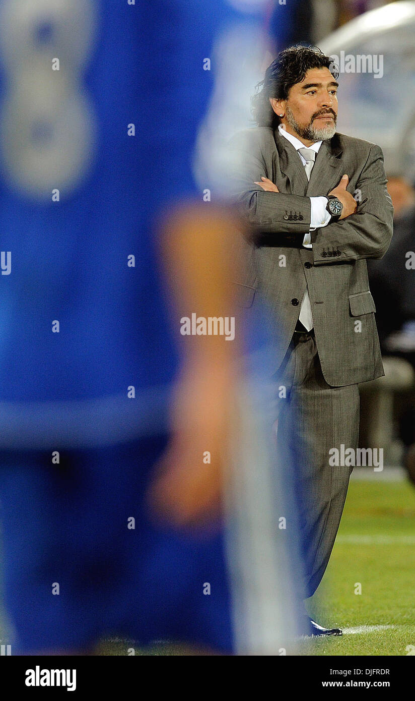 22. Juni 2010 - Polokwane, Südafrika - Diego Maradona, Trainer von Argentinien Uhren der 2010 FIFA World Cup Fußballspiel zwischen Griechenland und Argentinien im Peter-Mokaba-Stadion am 22. Juni 2010 in Polokwane, Südafrika. (Bild Kredit: Luca Ghidoni/ZUMApress.com ©) Stockfoto