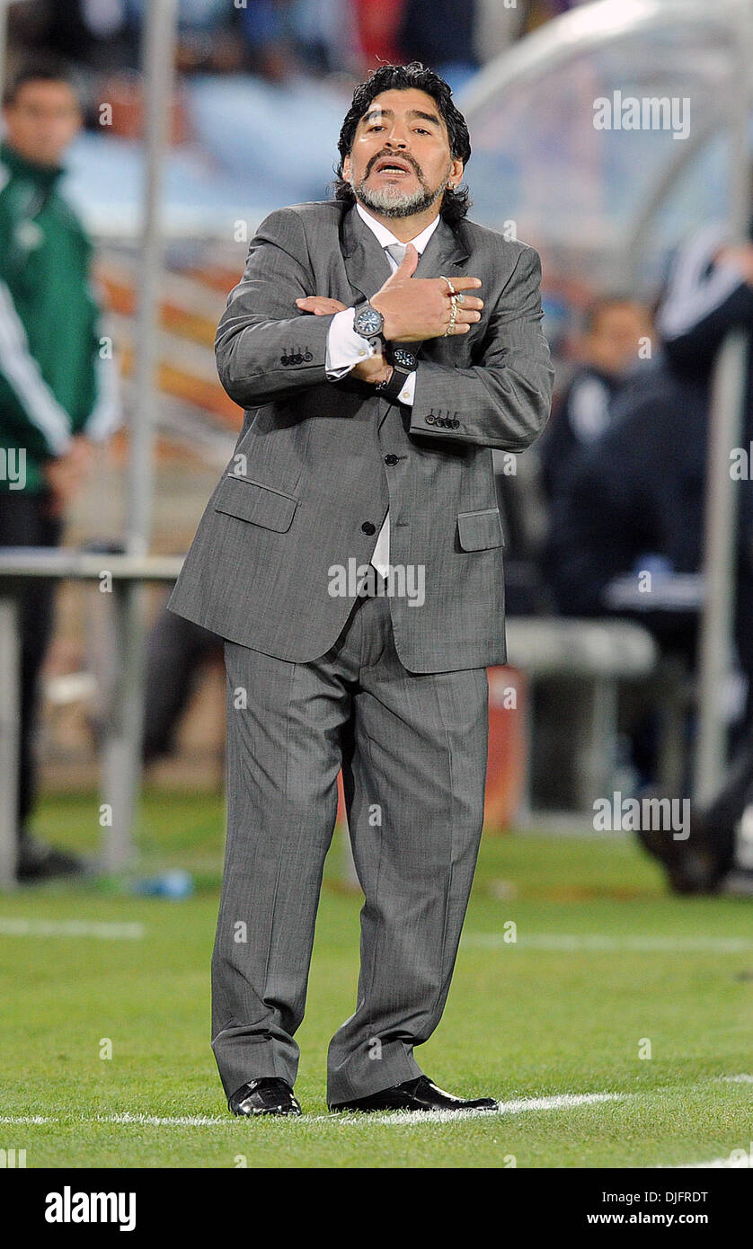 22. Juni 2010 - Polokwane, Südafrika - Diego Maradona, Trainer von Argentinien Uhren der 2010 FIFA World Cup Fußballspiel zwischen Griechenland und Argentinien im Peter-Mokaba-Stadion am 22. Juni 2010 in Polokwane, Südafrika. (Bild Kredit: Luca Ghidoni/ZUMApress.com ©) Stockfoto
