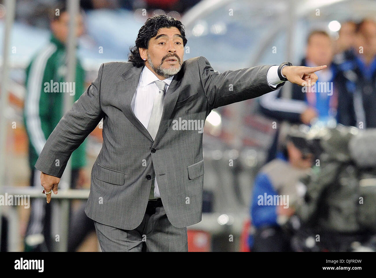 22. Juni 2010 - Polokwane, Südafrika - Diego Maradona, Trainer von Argentinien Gesten während der Fußball-WM 2010 Spiel zwischen Griechenland und Argentinien im Peter-Mokaba-Stadion am 22. Juni 2010 in Polokwane, Südafrika. (Bild Kredit: Luca Ghidoni/ZUMApress.com ©) Stockfoto