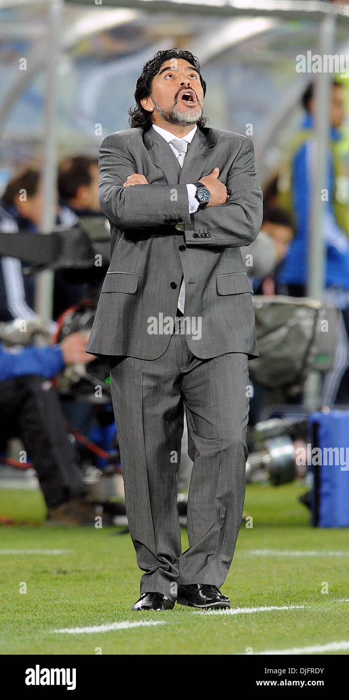 22. Juni 2010 reagiert - Polokwane, Südafrika - Diego Maradona, Trainer von Argentinien während des 2010 FIFA World Cup Fußballspiel zwischen Griechenland und Argentinien im Peter-Mokaba-Stadion am 22. Juni 2010 in Polokwane, Südafrika. (Bild Kredit: Luca Ghidoni/ZUMApress.com ©) Stockfoto