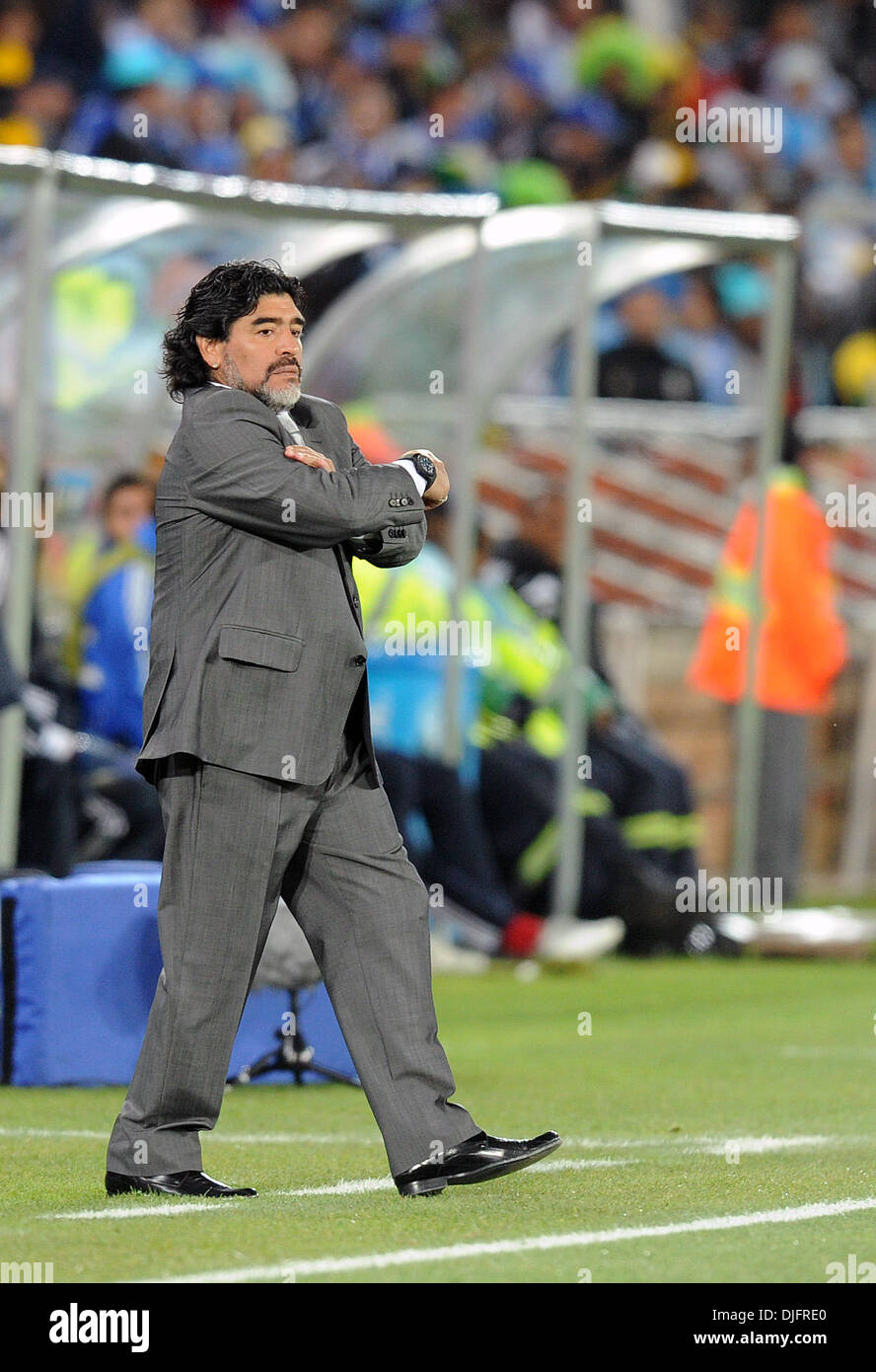 22. Juni 2010 - Polokwane, Südafrika - Diego Maradona, Trainer von Argentinien Uhren der 2010 FIFA World Cup Fußballspiel zwischen Griechenland und Argentinien im Peter-Mokaba-Stadion am 22. Juni 2010 in Polokwane, Südafrika. (Bild Kredit: Luca Ghidoni/ZUMApress.com ©) Stockfoto
