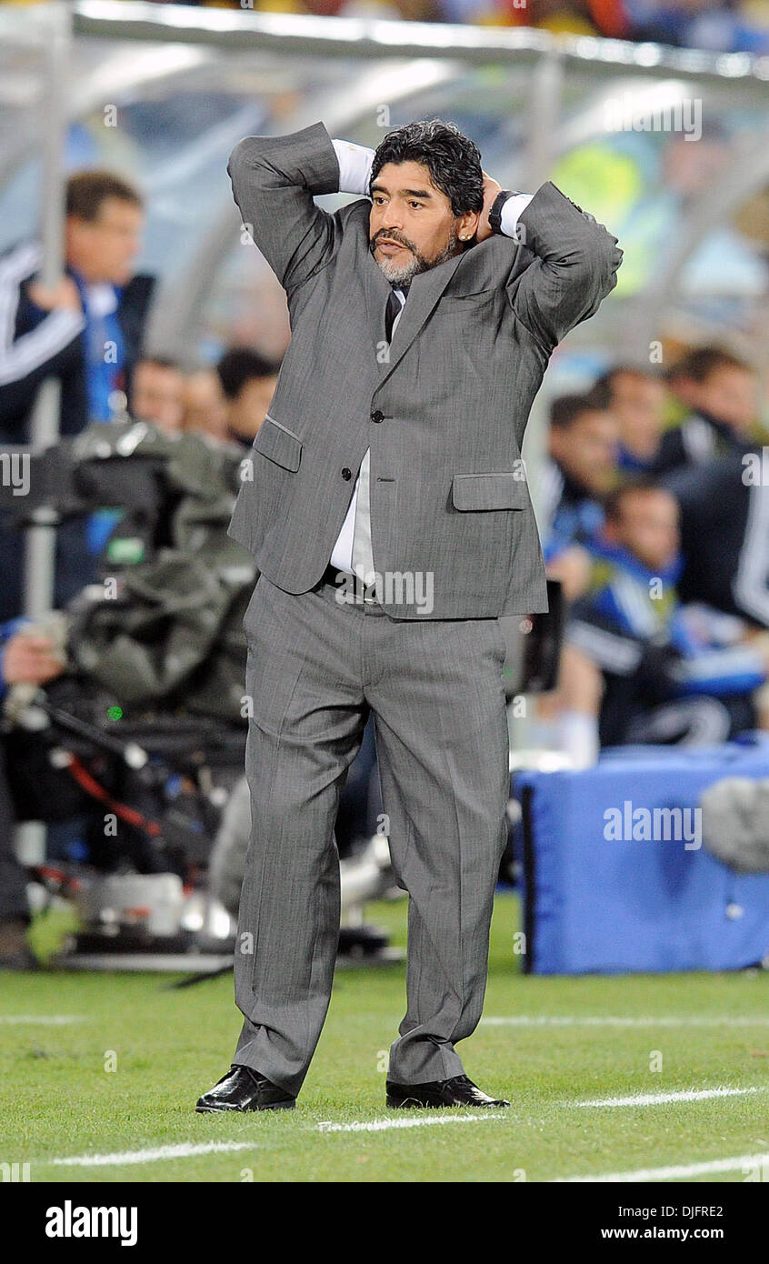 22. Juni 2010 reagiert - Polokwane, Südafrika - Diego Maradona, Trainer von Argentinien während des 2010 FIFA World Cup Fußballspiel zwischen Griechenland und Argentinien im Peter-Mokaba-Stadion am 22. Juni 2010 in Polokwane, Südafrika. (Bild Kredit: Luca Ghidoni/ZUMApress.com ©) Stockfoto