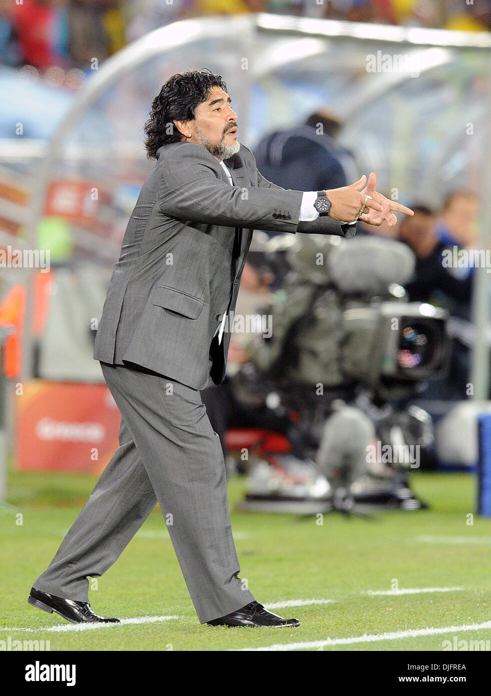 22. Juni 2010 - Polokwane, Südafrika - Diego Maradona, Trainer von Argentinien Gesten während der Fußball-WM 2010 Spiel zwischen Griechenland und Argentinien im Peter-Mokaba-Stadion am 22. Juni 2010 in Polokwane, Südafrika. (Bild Kredit: Luca Ghidoni/ZUMApress.com ©) Stockfoto