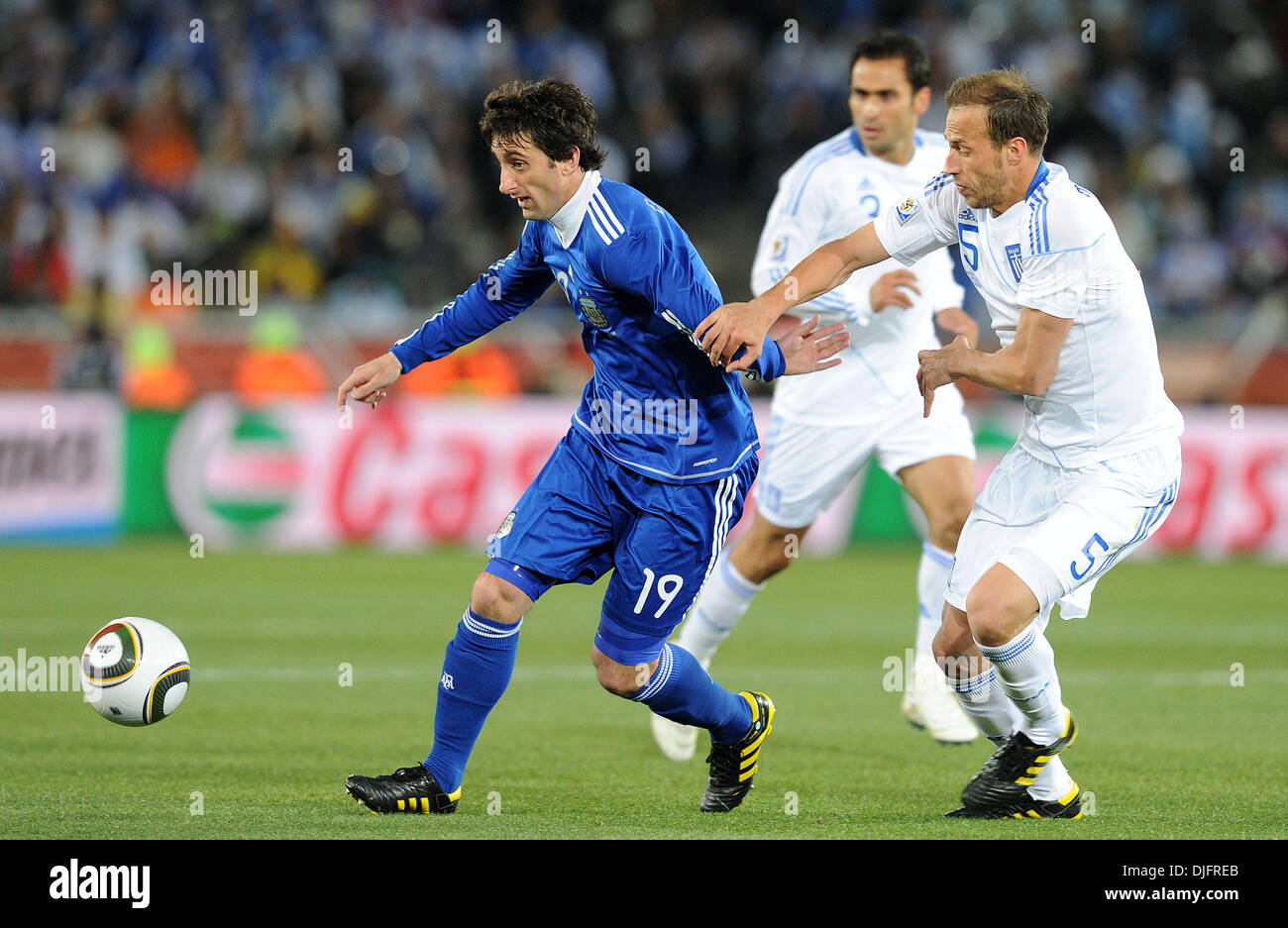 22. Juni 2010 - Polokwane, Südafrika - Vangelis Moras Griechenland kämpft um den Ball mit Diego Milito von Argentinien während der Fußball-WM 2010 Spiel zwischen Griechenland und Argentinien im Peter-Mokaba-Stadion am 22. Juni 2010 in Polokwane, Südafrika. (Bild Kredit: Luca Ghidoni/ZUMApress.com ©) Stockfoto