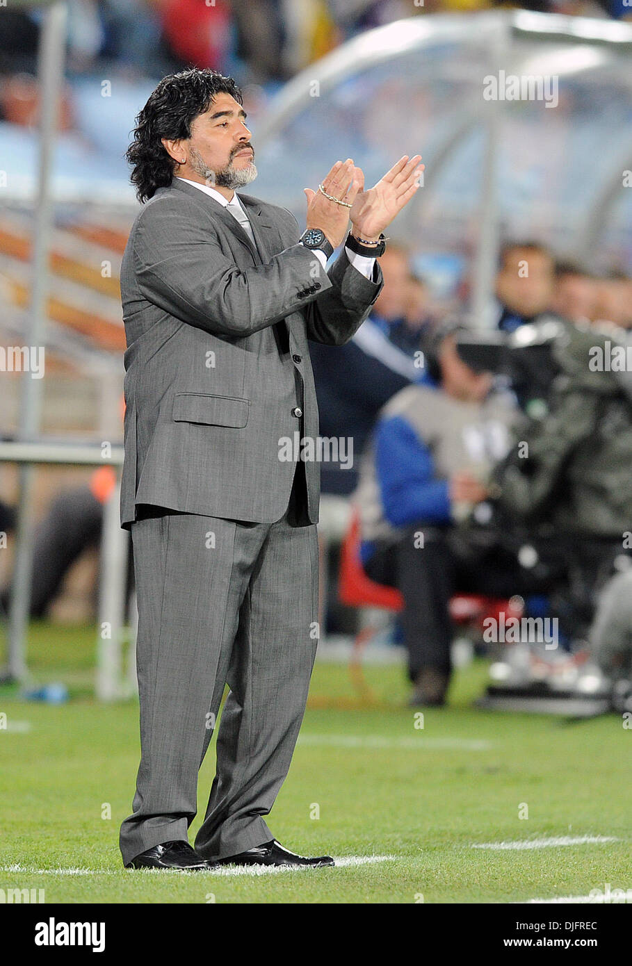 22. Juni 2010 begrüßt - Polokwane, Südafrika - Diego Maradona, Trainer von Argentinien während des 2010 FIFA World Cup Fußballspiel zwischen Griechenland und Argentinien im Peter-Mokaba-Stadion am 22. Juni 2010 in Polokwane, Südafrika. (Bild Kredit: Luca Ghidoni/ZUMApress.com ©) Stockfoto