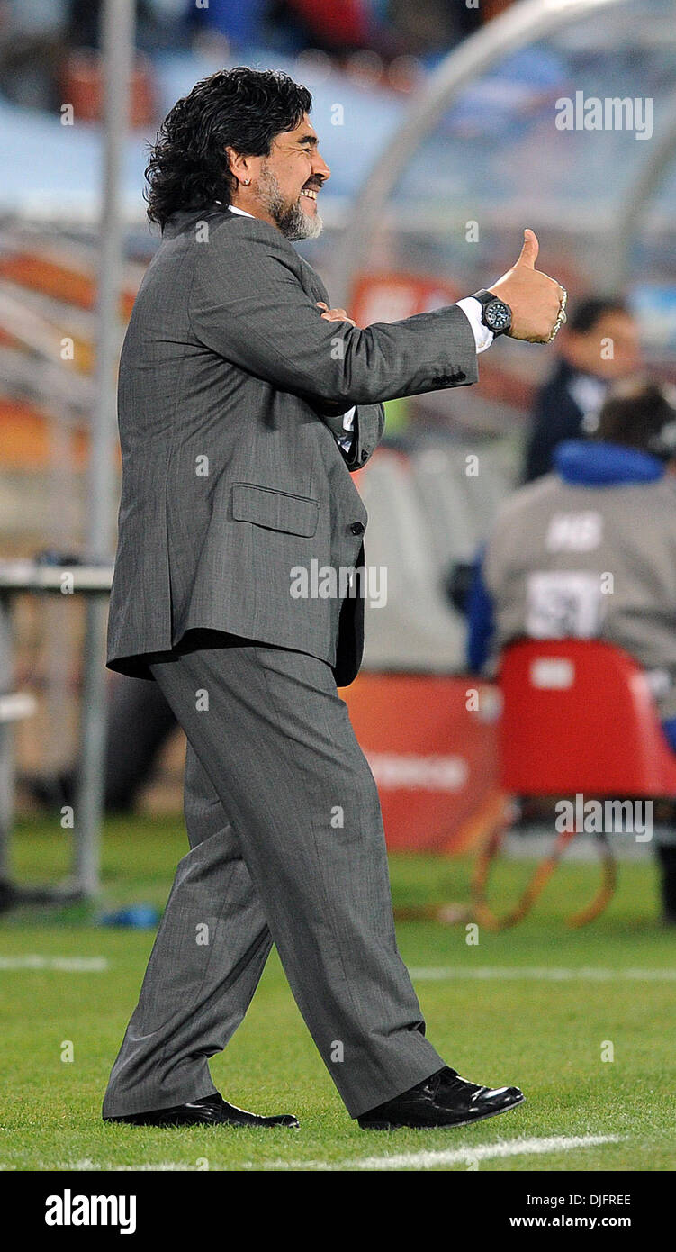 22. Juni 2010 - Polokwane, Südafrika - Diego Maradona, Trainer von Argentinien Gesten während der Fußball-WM 2010 Spiel zwischen Griechenland und Argentinien im Peter-Mokaba-Stadion am 22. Juni 2010 in Polokwane, Südafrika. (Bild Kredit: Luca Ghidoni/ZUMApress.com ©) Stockfoto