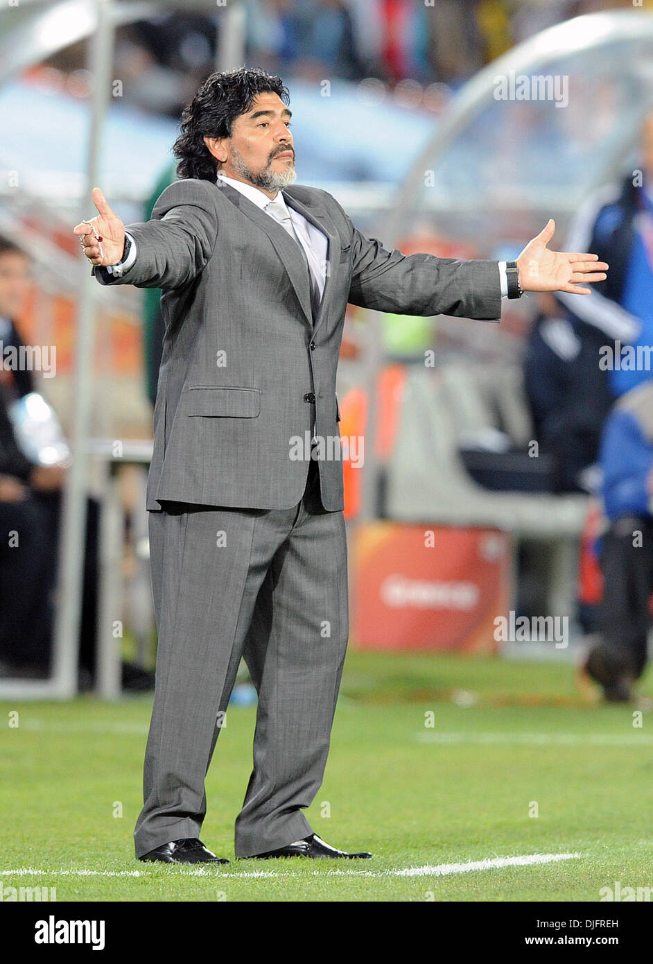 22. Juni 2010 - Polokwane, Südafrika - Diego Maradona, Trainer von Argentinien Gesten während der Fußball-WM 2010 Spiel zwischen Griechenland und Argentinien im Peter-Mokaba-Stadion am 22. Juni 2010 in Polokwane, Südafrika. (Bild Kredit: Luca Ghidoni/ZUMApress.com ©) Stockfoto
