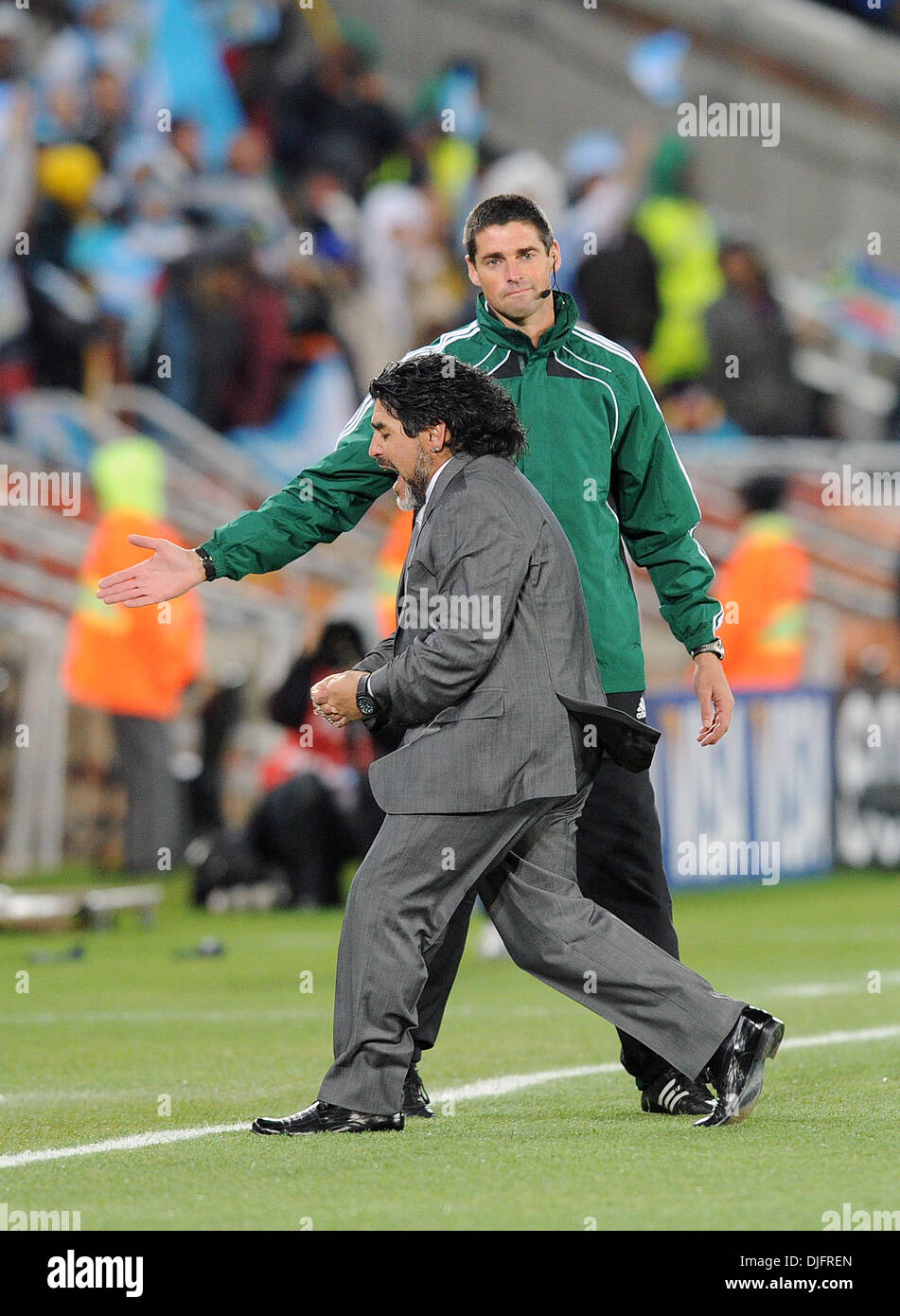22. Juni 2010 - Polokwane, Südafrika - Diego Maradona, Trainer von Argentinien feiert ein Ziel während des 2010 FIFA World Cup Fußballspiel zwischen Griechenland und Argentinien im Peter-Mokaba-Stadion am 22. Juni 2010 in Polokwane, Südafrika. (Bild Kredit: Luca Ghidoni/ZUMApress.com ©) Stockfoto