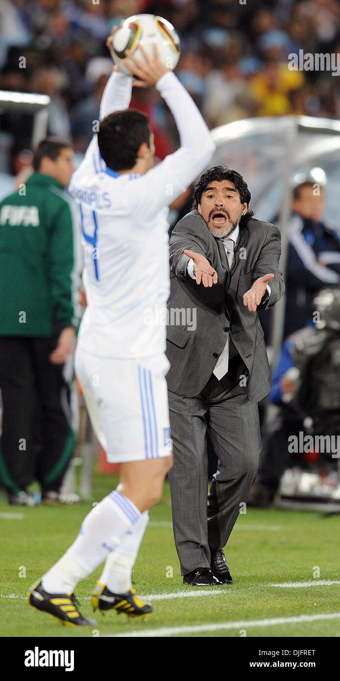 22. Juni 2010 - Polokwane, Südafrika - Diego Maradona, Trainer von Argentinien Gesten während der Fußball-WM 2010 Spiel zwischen Griechenland und Argentinien im Peter-Mokaba-Stadion am 22. Juni 2010 in Polokwane, Südafrika. (Bild Kredit: Luca Ghidoni/ZUMApress.com ©) Stockfoto
