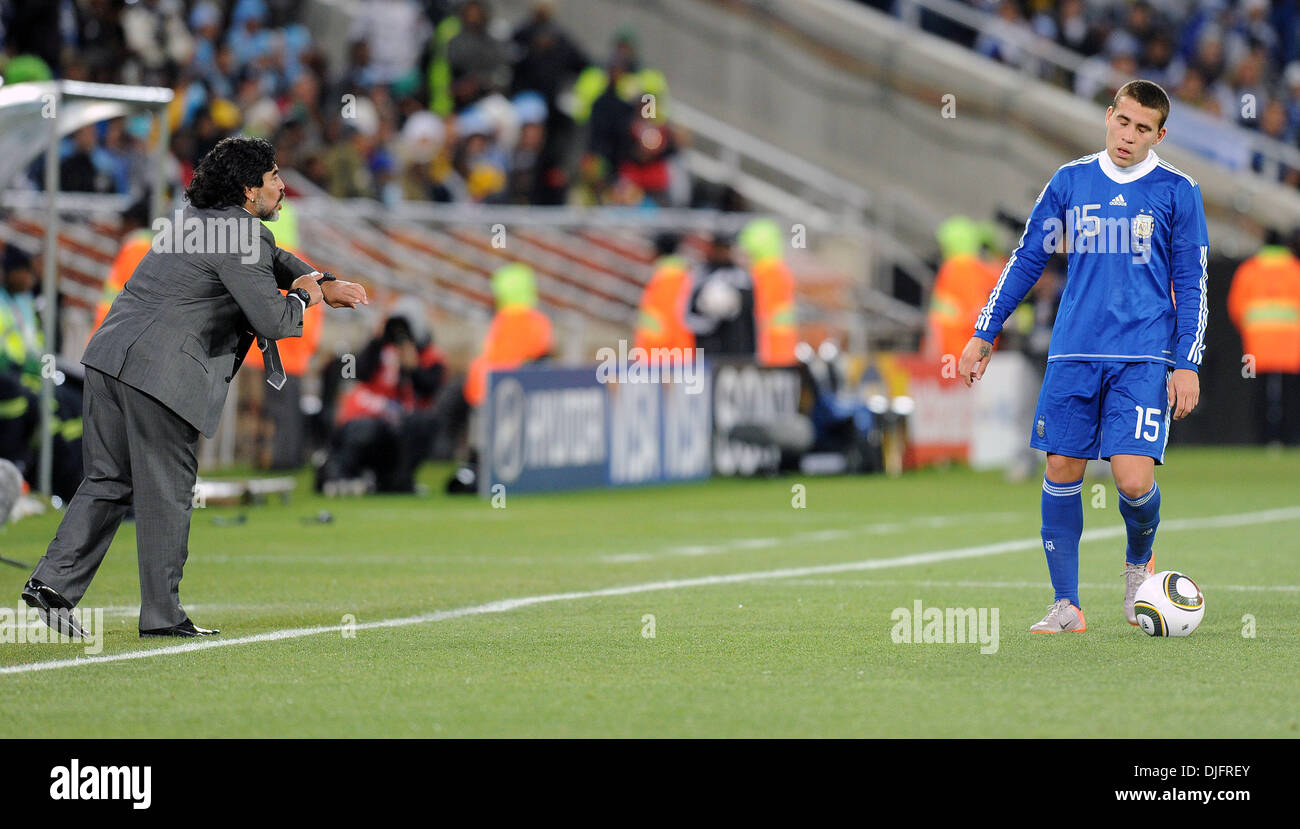22. Juni 2010 spricht - Polokwane, Südafrika - Diego Maradona, Trainer von Argentinien mit Nicolas Otamendi während des 2010 FIFA World Cup Fußballspiel zwischen Griechenland und Argentinien im Peter-Mokaba-Stadion am 22. Juni 2010 in Polokwane, Südafrika. (Bild Kredit: Luca Ghidoni/ZUMApress.com ©) Stockfoto