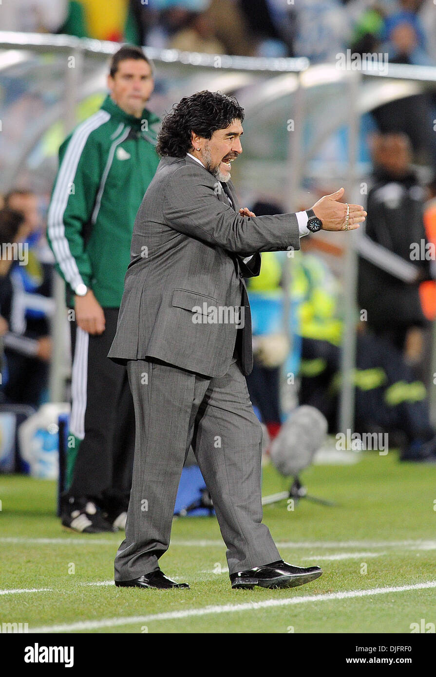 22. Juni 2010 - Polokwane, Südafrika - Diego Maradona, Trainer von Argentinien Gesten während der Fußball-WM 2010 Spiel zwischen Griechenland und Argentinien im Peter-Mokaba-Stadion am 22. Juni 2010 in Polokwane, Südafrika. (Bild Kredit: Luca Ghidoni/ZUMApress.com ©) Stockfoto
