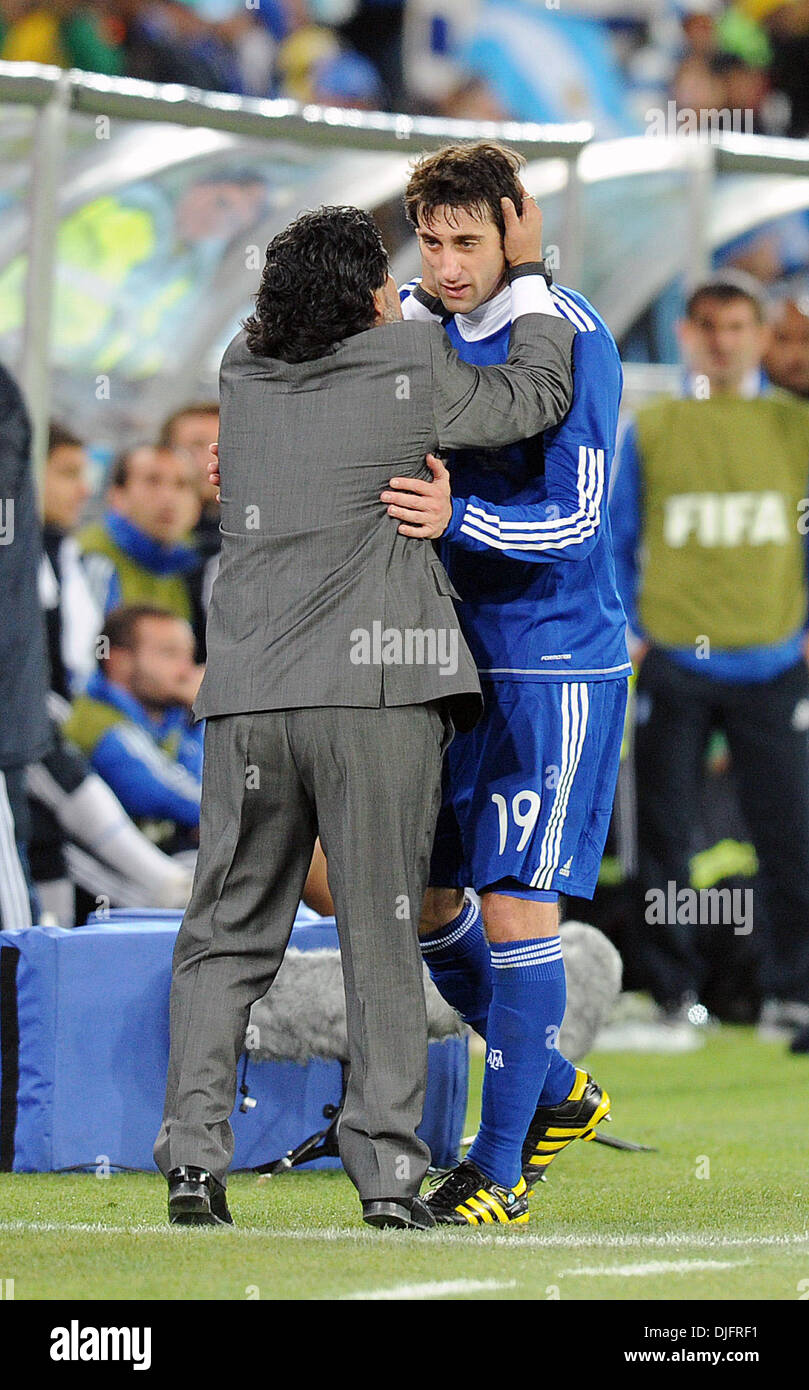 22. Juni 2010 - Polokwane, Südafrika - Diego Maradona, Trainer von Argentinien umarmt Diego Milito während des 2010 FIFA World Cup Fußballspiel zwischen Griechenland und Argentinien im Peter-Mokaba-Stadion am 22. Juni 2010 in Polokwane, Südafrika. (Bild Kredit: Luca Ghidoni/ZUMApress.com ©) Stockfoto