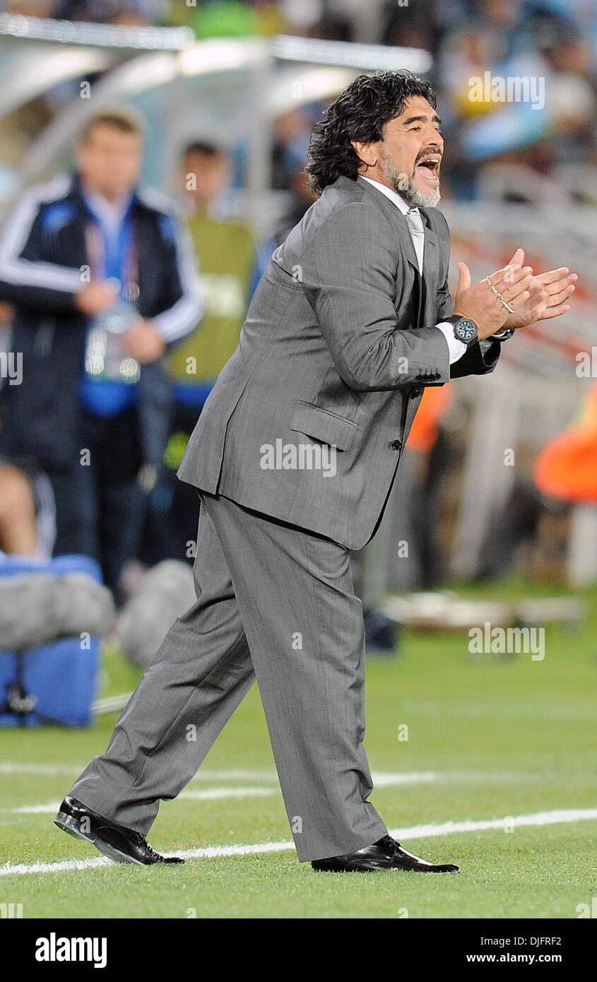 22. Juni 2010 begrüßt - Polokwane, Südafrika - Diego Maradona, Trainer von Argentinien während des 2010 FIFA World Cup Fußballspiel zwischen Griechenland und Argentinien im Peter-Mokaba-Stadion am 22. Juni 2010 in Polokwane, Südafrika. (Bild Kredit: Luca Ghidoni/ZUMApress.com ©) Stockfoto