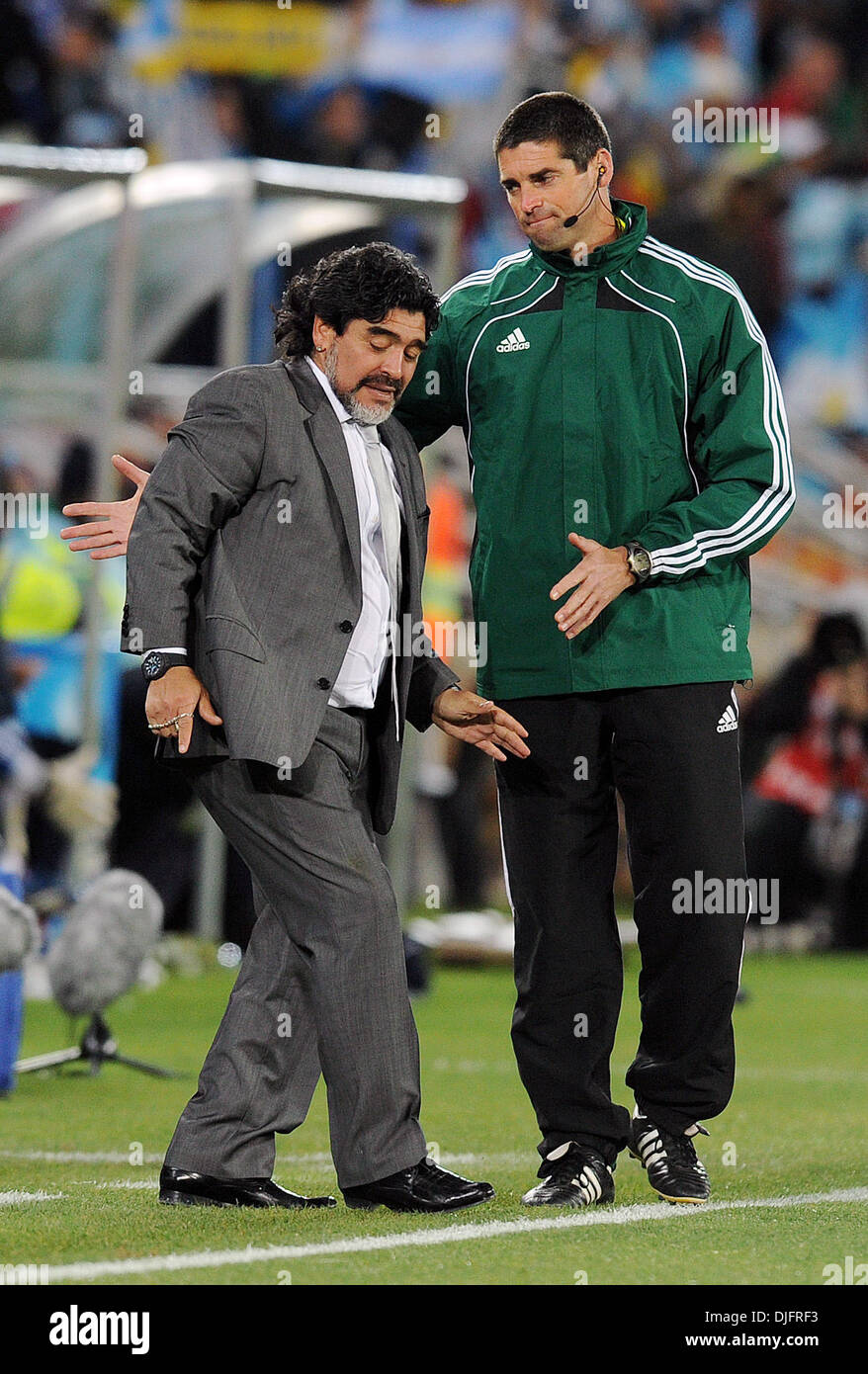 22. Juni 2010 - spricht Polokwane, Südafrika - Diego Maradona, Trainer von Argentinien mit 4. offiziellen während der 2010 FIFA World Cup Fußballspiel zwischen Griechenland und Argentinien im Peter-Mokaba-Stadion am 22. Juni 2010 in Polokwane, Südafrika. (Bild Kredit: Luca Ghidoni/ZUMApress.com ©) Stockfoto
