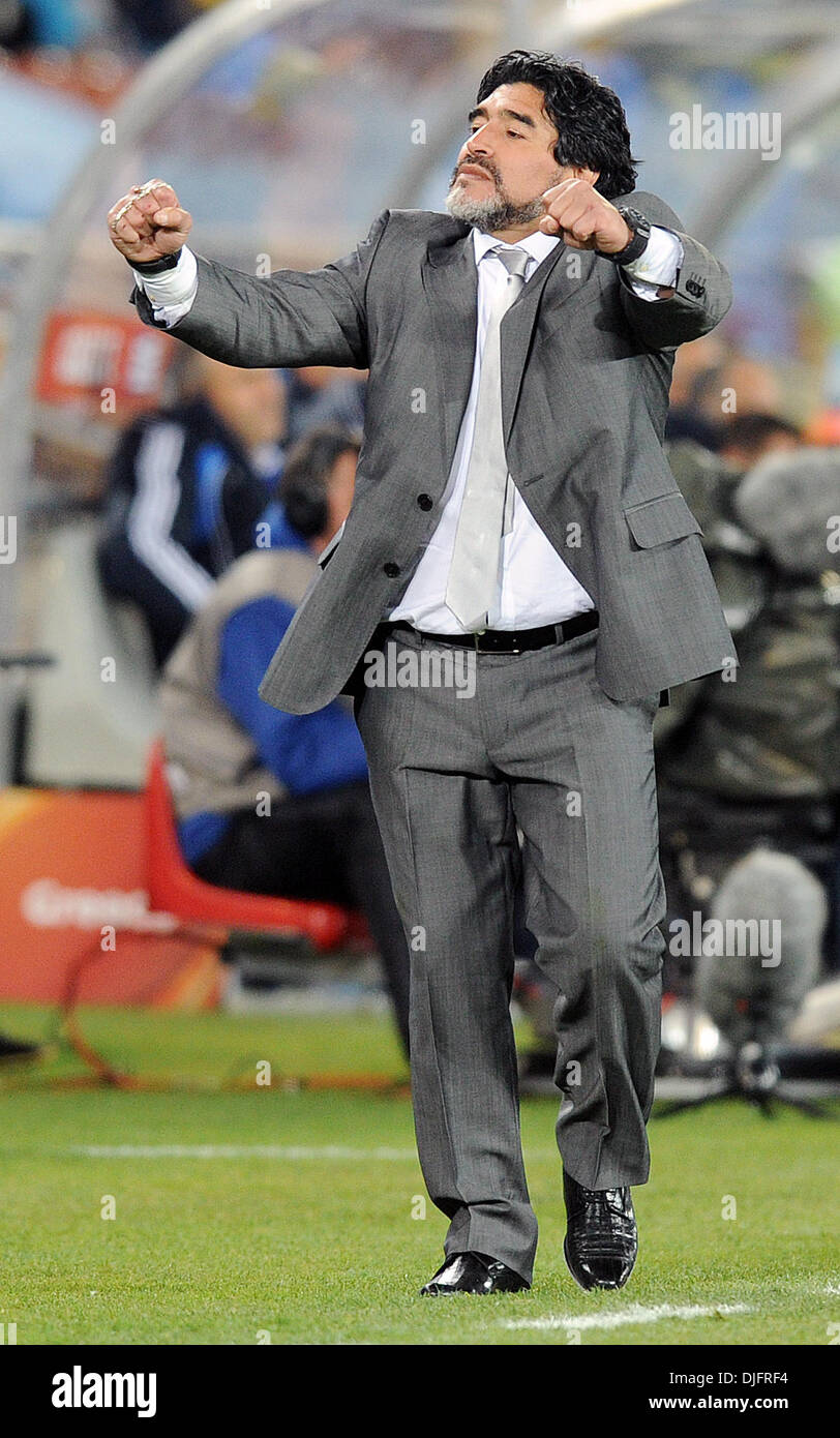 22. Juni 2010 - Polokwane, Südafrika - Diego Maradona, Trainer von Argentinien feiert ein Ziel während des 2010 FIFA World Cup Fußballspiel zwischen Griechenland und Argentinien im Peter-Mokaba-Stadion am 22. Juni 2010 in Polokwane, Südafrika. (Bild Kredit: Luca Ghidoni/ZUMApress.com ©) Stockfoto