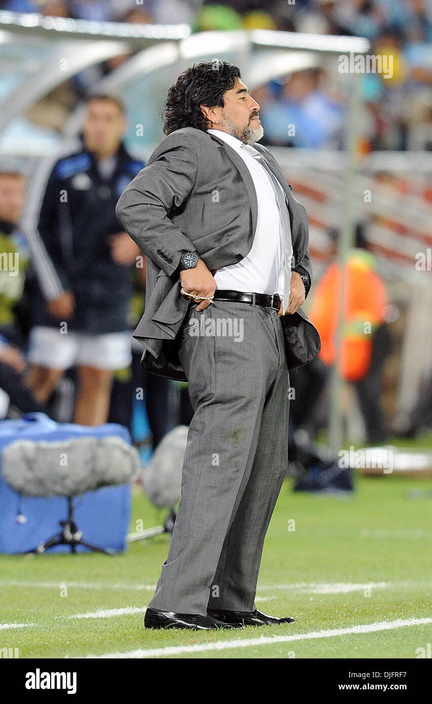 22. Juni 2010 - Polokwane, Südafrika - Diego Maradona, Trainer von Argentinien Uhren der 2010 FIFA World Cup Fußballspiel zwischen Griechenland und Argentinien im Peter-Mokaba-Stadion am 22. Juni 2010 in Polokwane, Südafrika. (Bild Kredit: Luca Ghidoni/ZUMApress.com ©) Stockfoto