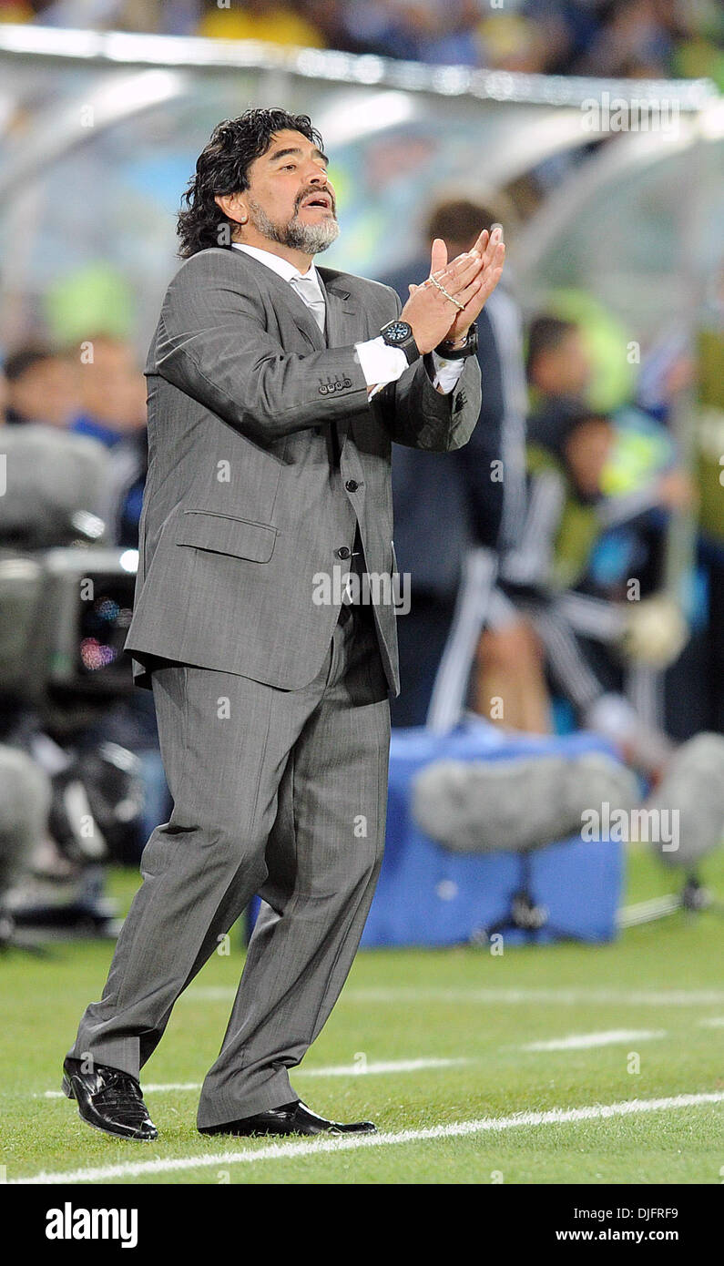 22. Juni 2010 begrüßt - Polokwane, Südafrika - Diego Maradona, Trainer von Argentinien während des 2010 FIFA World Cup Fußballspiel zwischen Griechenland und Argentinien im Peter-Mokaba-Stadion am 22. Juni 2010 in Polokwane, Südafrika. (Bild Kredit: Luca Ghidoni/ZUMApress.com ©) Stockfoto