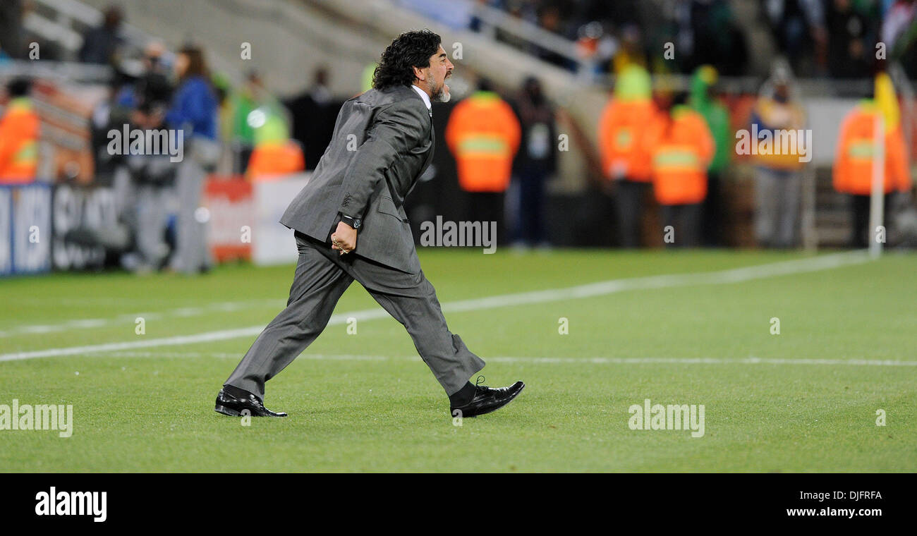 22. Juni 2010 - Polokwane, Südafrika - Diego Maradona, Trainer von Argentinien feiert ein Ziel während des 2010 FIFA World Cup Fußballspiel zwischen Griechenland und Argentinien im Peter-Mokaba-Stadion am 22. Juni 2010 in Polokwane, Südafrika. (Bild Kredit: Luca Ghidoni/ZUMApress.com ©) Stockfoto