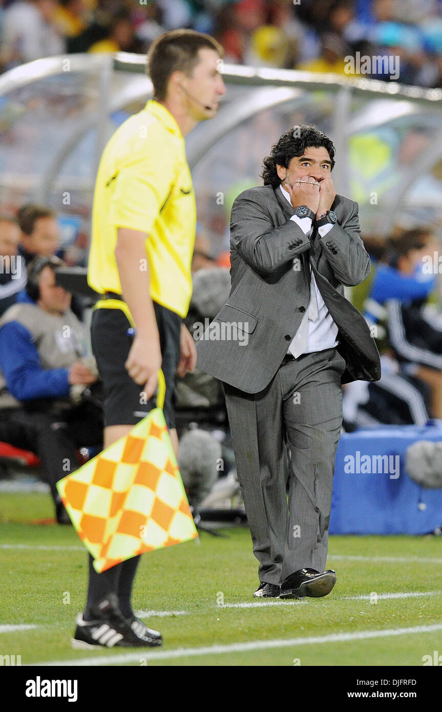 22. Juni 2010 reagiert - Polokwane, Südafrika - Diego Maradona, Trainer von Argentinien während des 2010 FIFA World Cup Fußballspiel zwischen Griechenland und Argentinien im Peter-Mokaba-Stadion am 22. Juni 2010 in Polokwane, Südafrika. (Bild Kredit: Luca Ghidoni/ZUMApress.com ©) Stockfoto