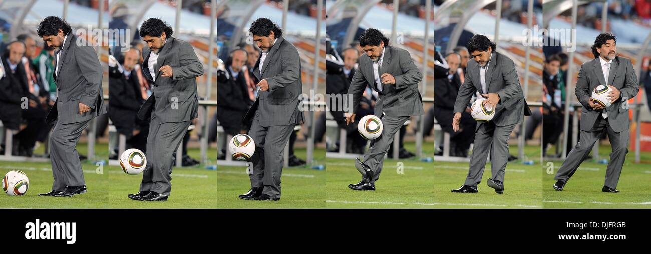 22. Juni 2010 - Polokwane, Südafrika - Diego Maradona, Trainer von Argentinien spielt mit einem Ball während des 2010 FIFA World Cup Fußballspiel zwischen Griechenland und Argentinien im Peter-Mokaba-Stadion am 22. Juni 2010 in Polokwane, Südafrika. (Bild Kredit: Luca Ghidoni/ZUMApress.com ©) Stockfoto