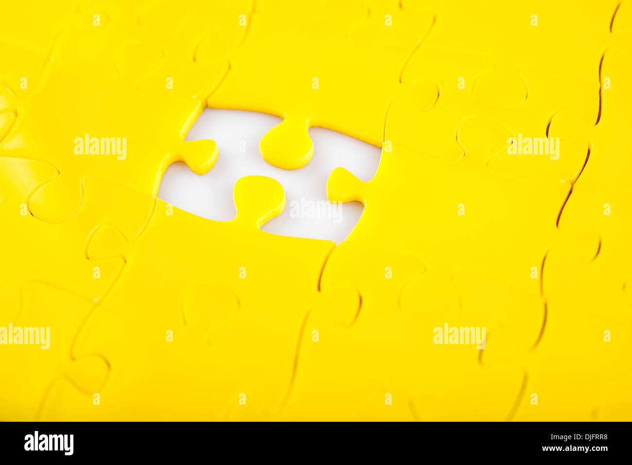 Jigsaw Puzzle mit dem fehlenden Stück flacher Schärfentiefe Stockfoto
