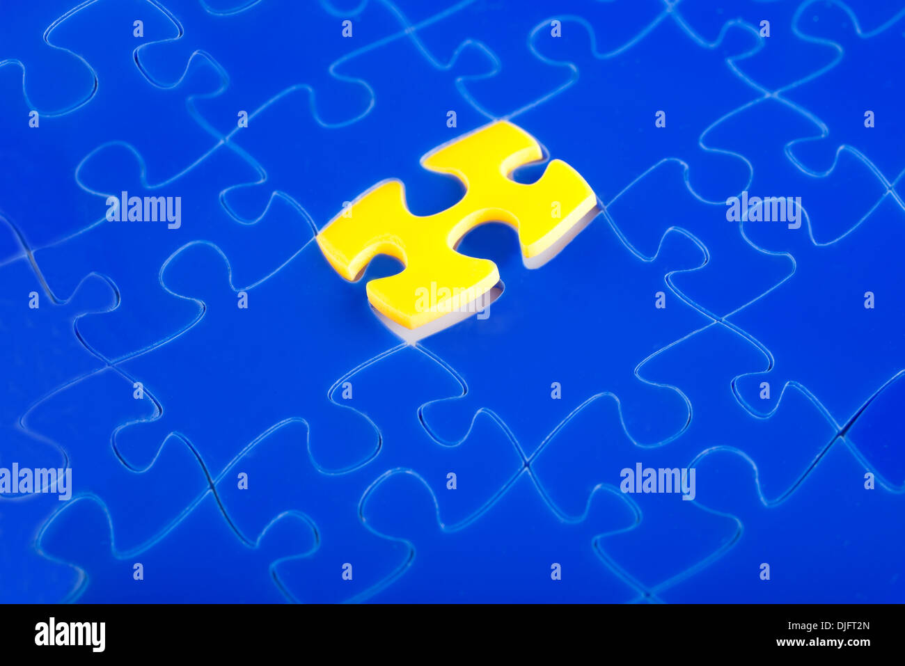 Jigsaw Puzzle mit dem fehlenden Stück gelb ergänzende, flache Schärfentiefe Stockfoto