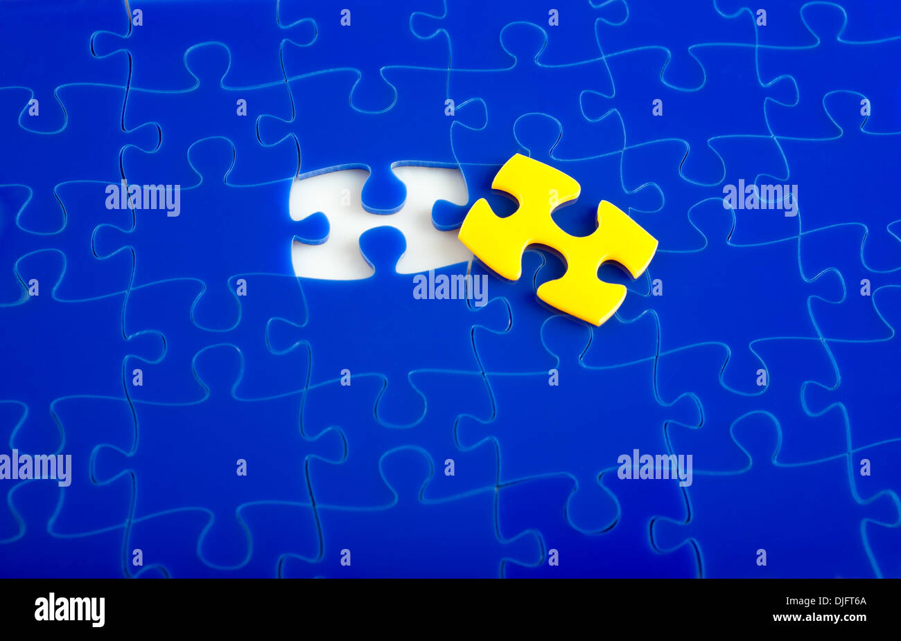 Jigsaw Puzzle mit dem fehlenden Stück gelb ergänzende, flache Schärfentiefe Stockfoto
