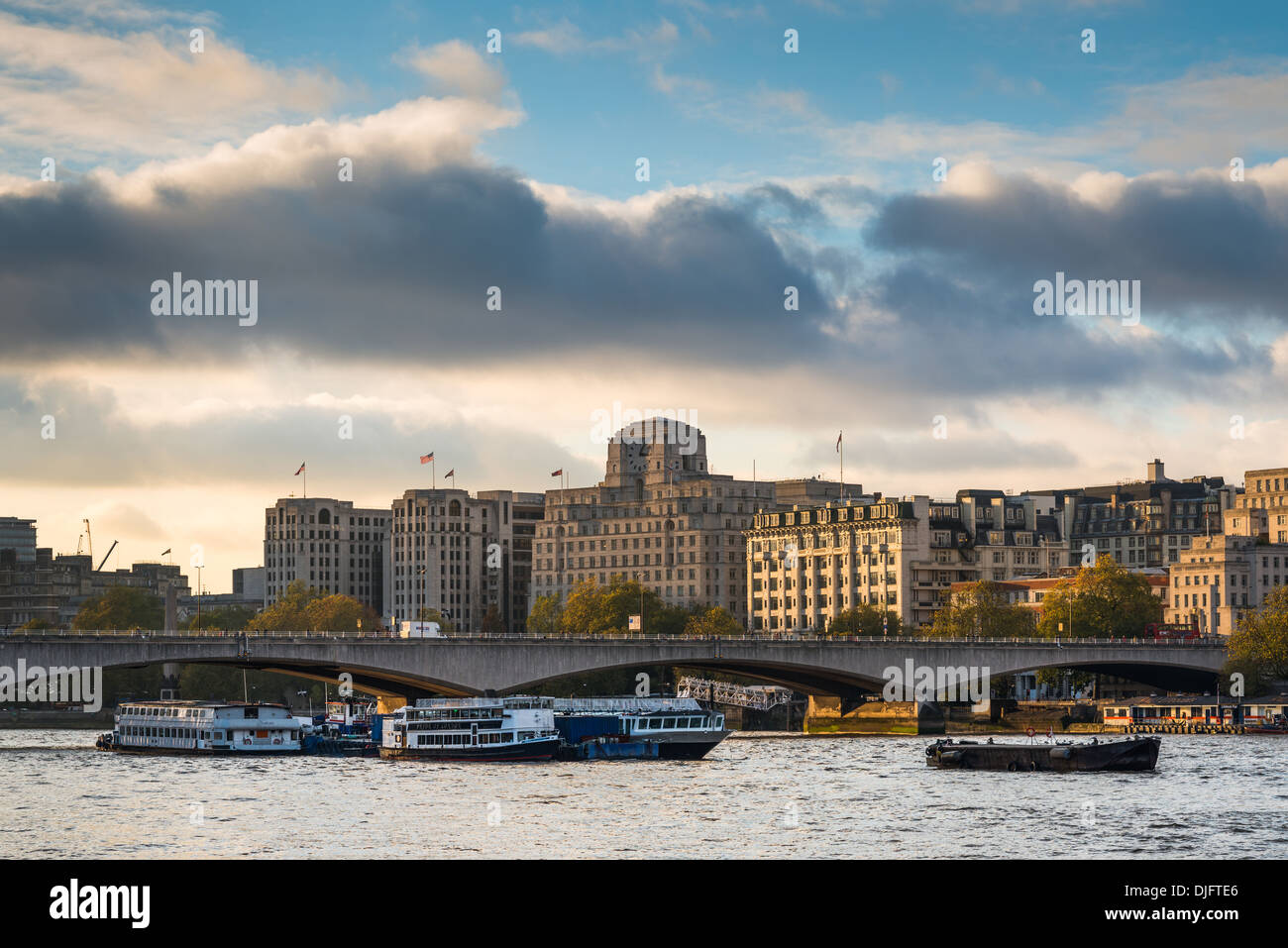 Thames Vergnügen Kreuzfahrten fahren Sie unter Waterloo Brücke; Shell - Mex Haus Gebäude bildet die Kulisse Stockfoto