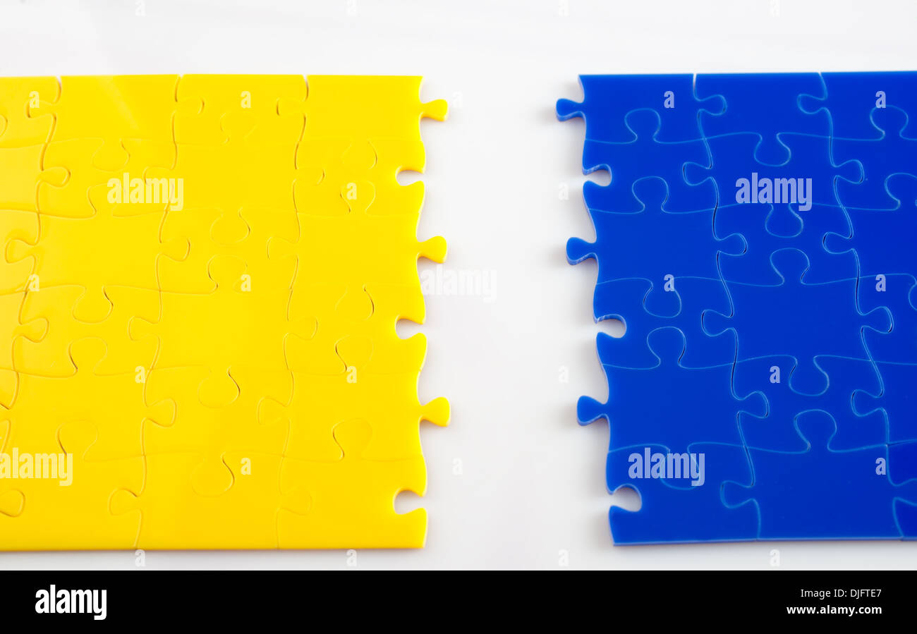 Gelbe und blaue Puzzle anschlussfertig Stockfoto