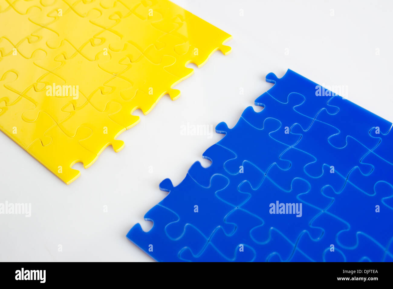 Gelbe und blaue Puzzle anschlussfertig Stockfoto
