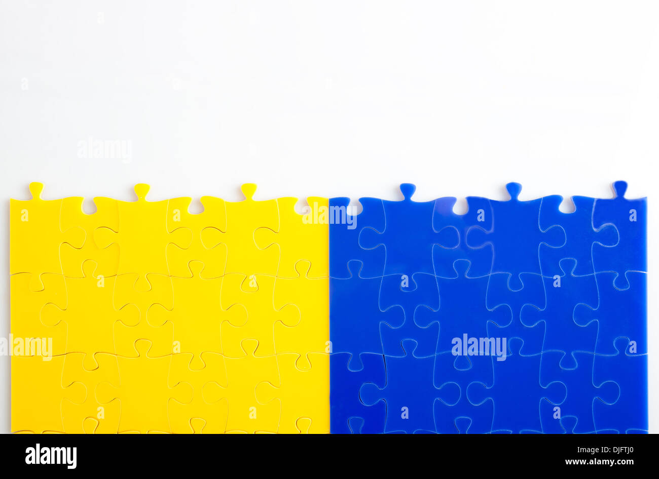 Gelbe und blaue Puzzle wurde Verbindung nicht abgeschlossen. Stockfoto