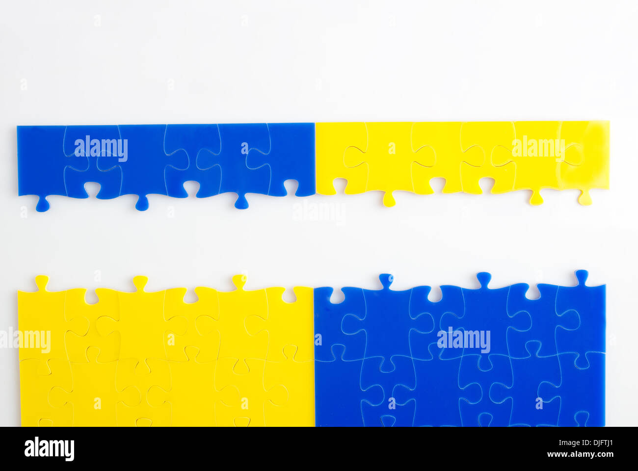 Gelbe und blaue Puzzle anschlussfertig Stockfoto