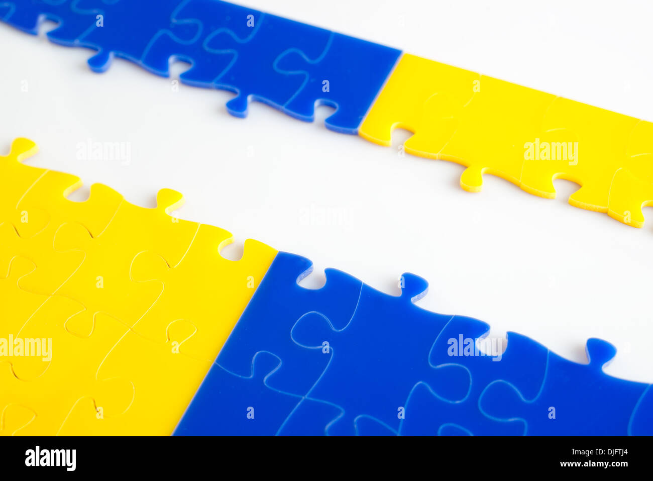 Gelbe und blaue Puzzle anschlussfertig Stockfoto