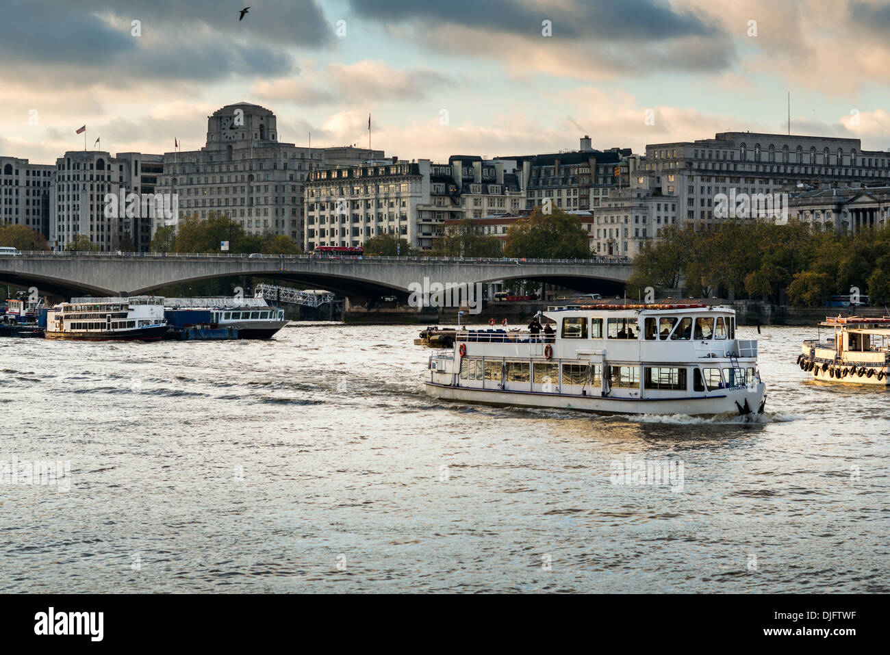 Thames Vergnügen Kreuzfahrten fahren Sie unter Waterloo Brücke; Shell - Mex Haus Gebäude bildet die Kulisse Stockfoto