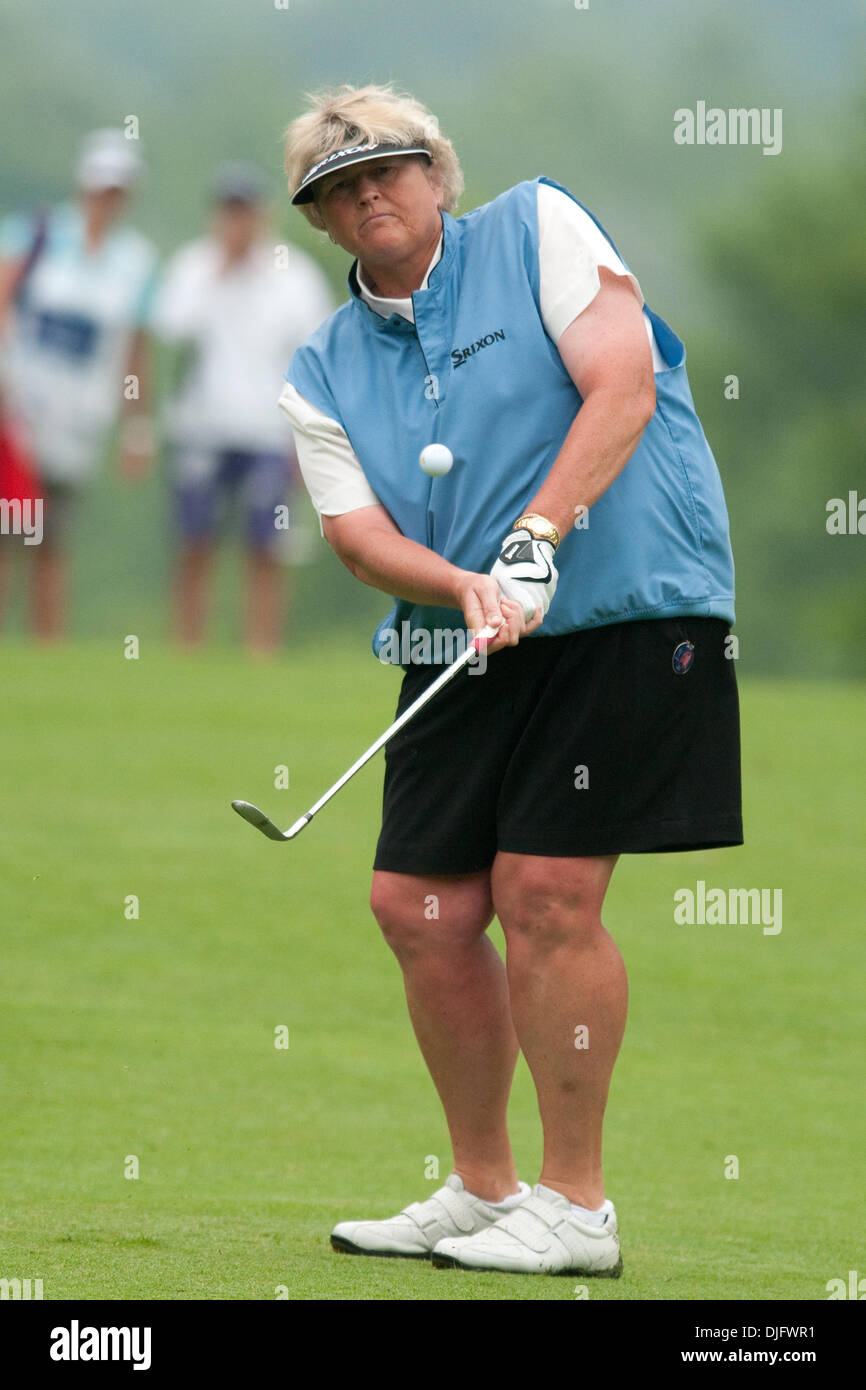 Golfer Laura Davies trifft ein pitching Wedge bis 8. grüne während der dritten Runde des 2010 LPGA Championship präsentiert von Wegmans im Locust Hill Country Club in Pittsford, New York. (Kredit-Bild: © Mark Konezny/Southcreek Global/ZUMApress.com) Stockfoto