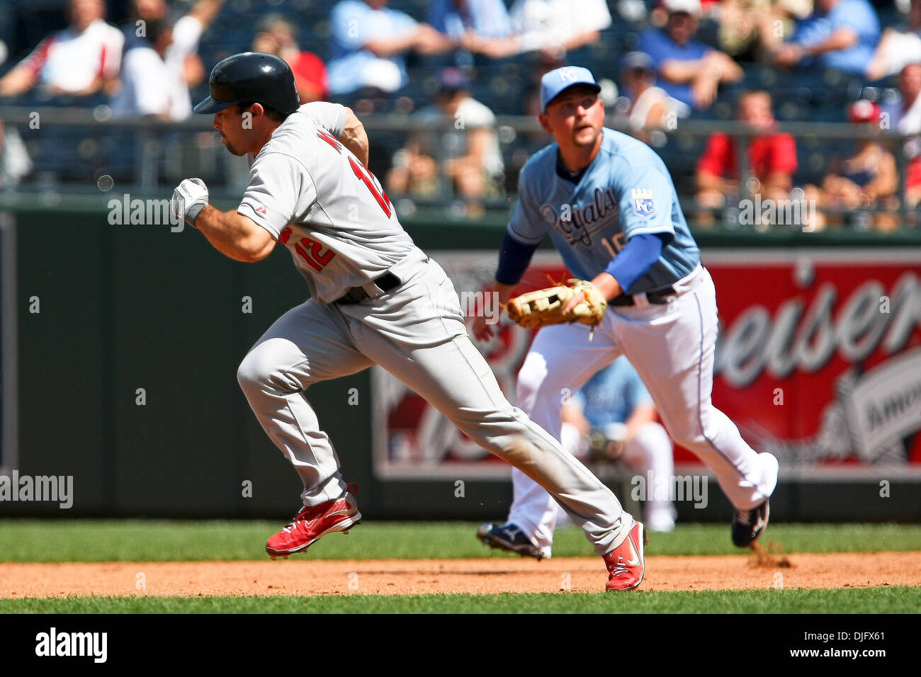 26. Juni 2010: St. Louis Cardinals zweiter Basisspieler Aaron Miles (12) für zweite leitet, wie der Ball während des Spiels zwischen den St. Louis Cardinals und die Kansas City Royals im Kauffman Stadium in Kansas City, Missouri, Kansas City Royals erster Basisspieler Billy Butler (16) sucht. Cardinals geschlagen die Royals 5-3.  Obligatorische Credit: Scott Kane / Southcreek Global. (Kredit-Bild: © Scot Stockfoto