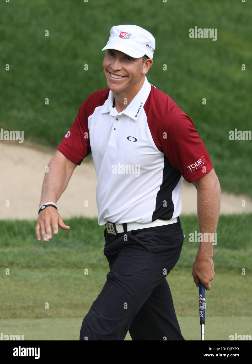 27. Juni 2010 lächelt - Cromwell, Connecticut / USA - RICKY BARNES nach seinem Birdie am 18. green bei der Endrunde der Reisende Meisterschaft in TPC River Highlands. (Kredit-Bild: © Stan Godlewski/ZUMApress.com) Stockfoto