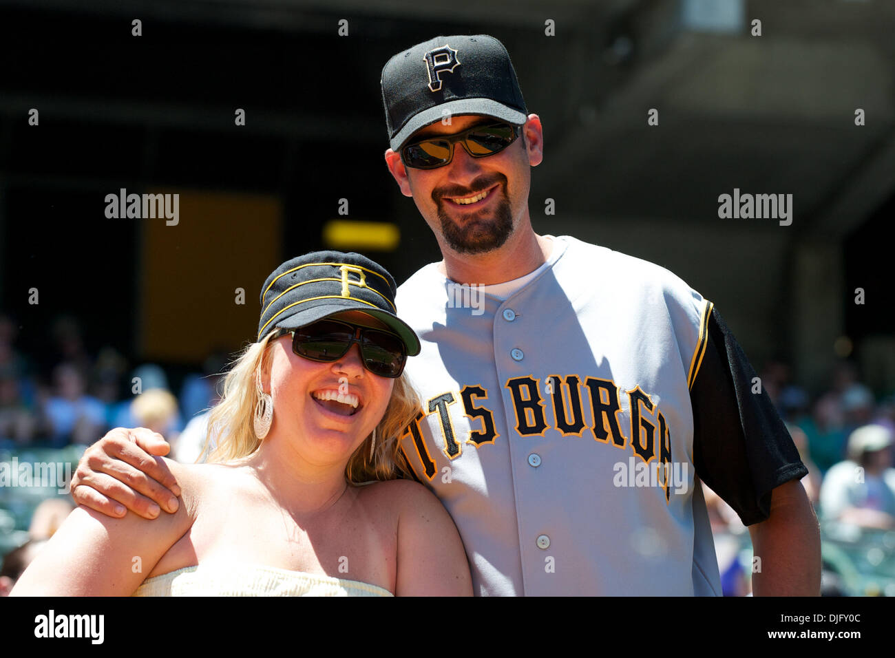 27. Juni 2010 - Oakland, Kalifornien, USA - 27. Juni 2010: Piraten Fans posieren vor dem MLB Interleague Spiel zwischen den Oakland Athletics und den Pittsburgh Pirates in Oakland-Alameda County Coliseum in Oakland, Kalifornien.  Die besuchenden Piraten fiel auf die Leichtathletik 3-2. (Kredit-Bild: © Matt Cohen/Southcreek Global/ZUMApress.com) Stockfoto