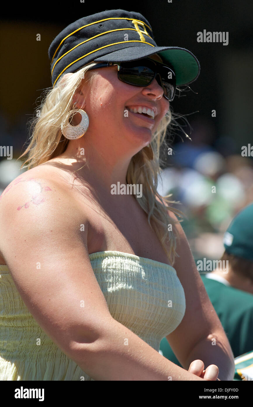 27. Juni 2010 - Oakland, Kalifornien, USA - 27. Juni 2010: Piraten Fans posieren vor dem MLB Interleague Spiel zwischen den Oakland Athletics und den Pittsburgh Pirates in Oakland-Alameda County Coliseum in Oakland, Kalifornien.  Die besuchenden Piraten fiel auf die Leichtathletik 3-2. (Kredit-Bild: © Matt Cohen/Southcreek Global/ZUMApress.com) Stockfoto