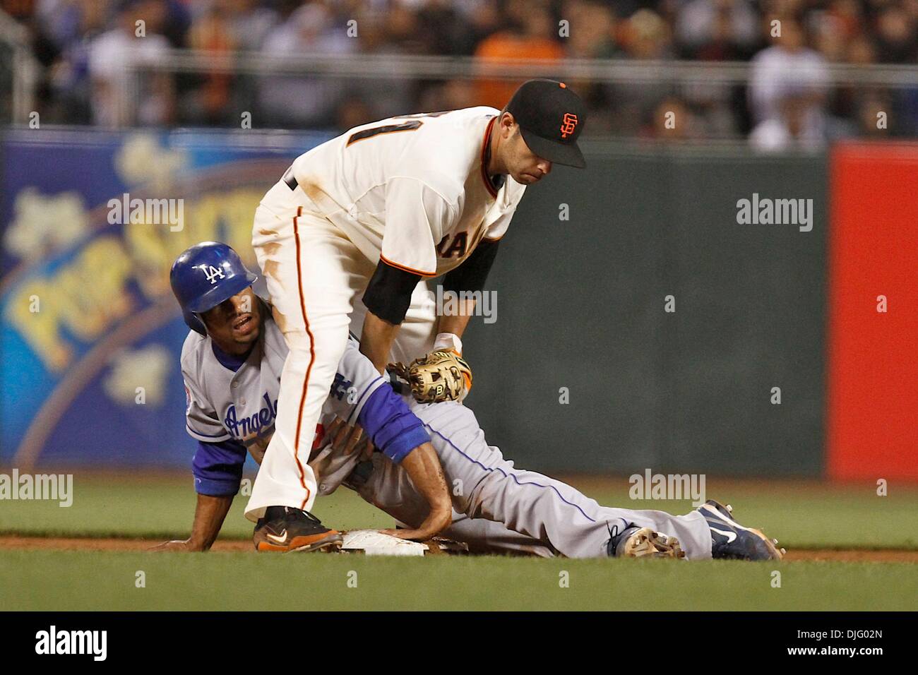 29. Juni 2010: San Francisco, Kalifornien: San Francisco Giants beherbergt die Los Angeles Dodgers. Los Angeles Dodgers Shortstop Rafael Furcal (15) wird erwischt und zweiten Base zu stehlen, während das Spiel gegen die San Francisco Giants.  Los Angeles Dodgers gewinnen das Spiel 4: 2. (Kredit-Bild: © Dinno Kovic/Southcreek Global/ZUMApress.com) Stockfoto