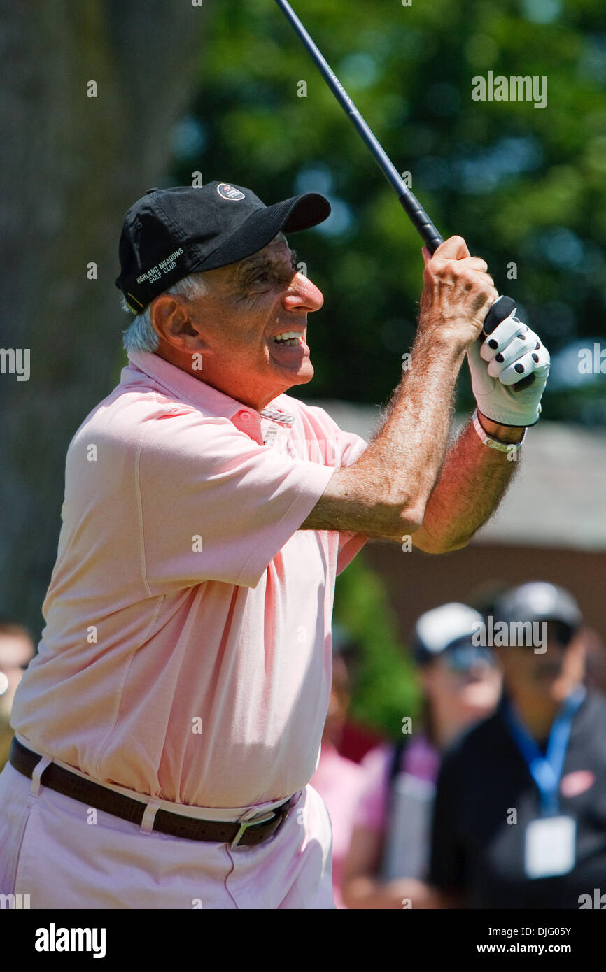 30. Juni 2010 - Sylvania, Ohio, USA - 30. Juni 2010: Jamie Farr während der Owens-Illinois Promi pro-am-Veranstaltung von der Jamie Farr Owens Corning Classic präsentiert von Kroger im Highland-Wiesen-Golfclub in Sylvania, Ohio.   . Obligatorische Credit: Scott W. Grau / Southcreek Global (Kredit-Bild: © Southcreek Global/ZUMApress.com) Stockfoto