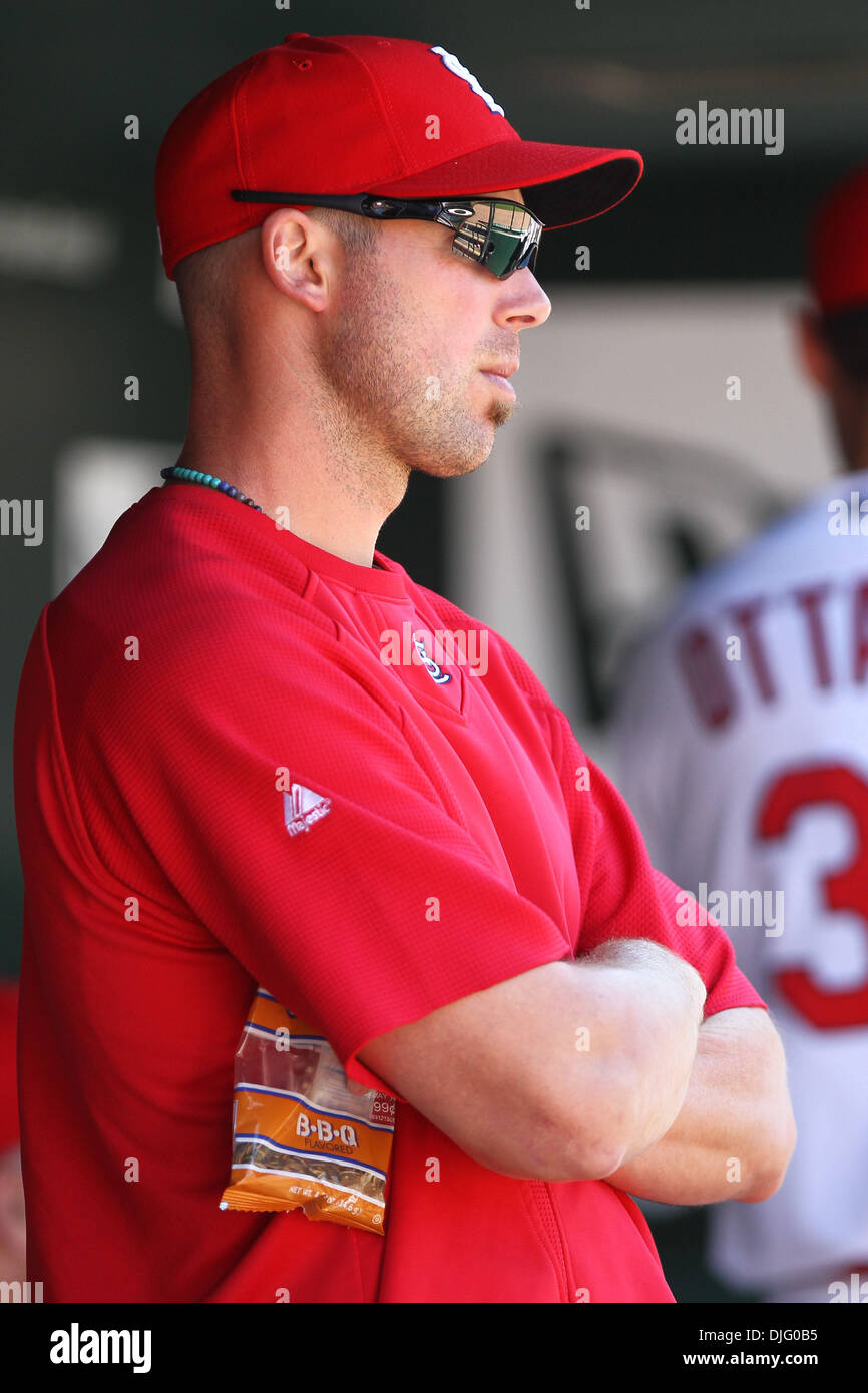 St. Louis Cardinals ab Krug Chris Carpenter (29) sieht sein Team von der Trainerbank im Busch Stadium in St. Louis, Missouri. (Kredit-Bild: © David Welker/Southcreek Global/ZUMApress.com) Stockfoto