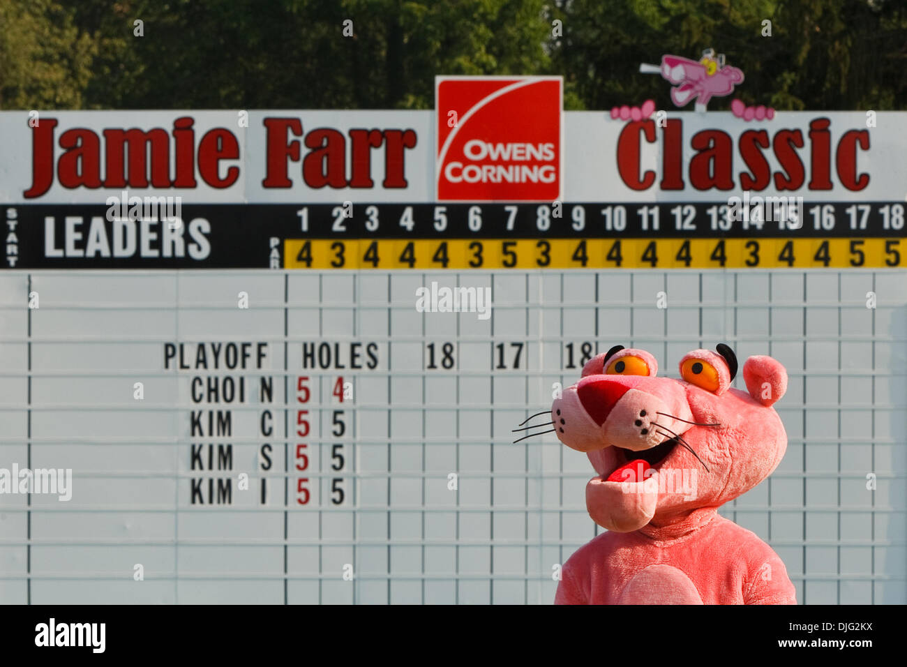 4. Juli 2010 - Sylvania, Ohio, USA - 4. Juli 2010: The Owens Corning rosa Panther Maskottchen steht vor der Anzeigetafel während der plötzlichen Tod Playoff der letzten Runde des Spiels von der Jamie Farr Owens Corning Classic präsentiert von Kroger im Highland-Wiesen-Golfclub in Sylvania, Ohio.   . Obligatorische Credit: Scott W. Grau / Southcreek Global (Kredit-Bild: © Southcreek Global/ZU Stockfoto