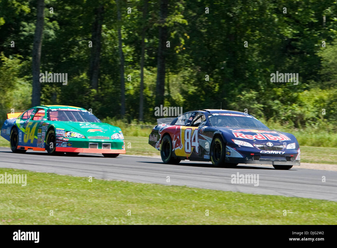 5. Juli 2010 - Lakeville, Connecticut, USA - 3. Juli 2010: Sprint Cup Fahrer Cole Whitt (84) über nimmt Julian Albarracin (54), wie sie aus Big Ben in Lime Rock Park in Lakeville, Connecticut. (Kredit-Bild: © Mark Box/Southcreek Global/ZUMApress.com) Stockfoto