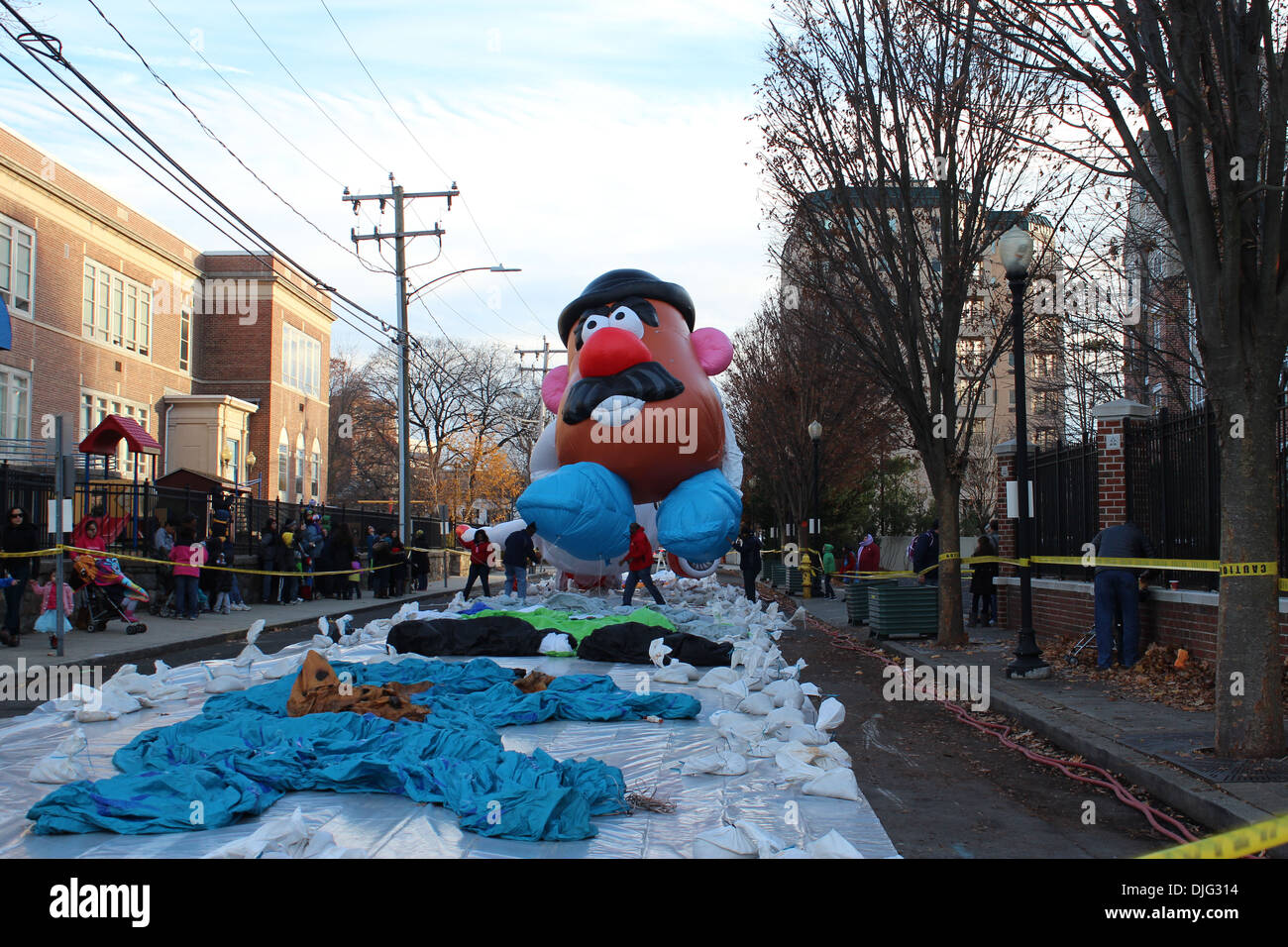 STAMFORD, CT - 23. November 2013: Mr. Potato Head ist in der Vorbereitung auf das jährliche UBS Parade Spectacular auf aufgeblasen wird Stockfoto