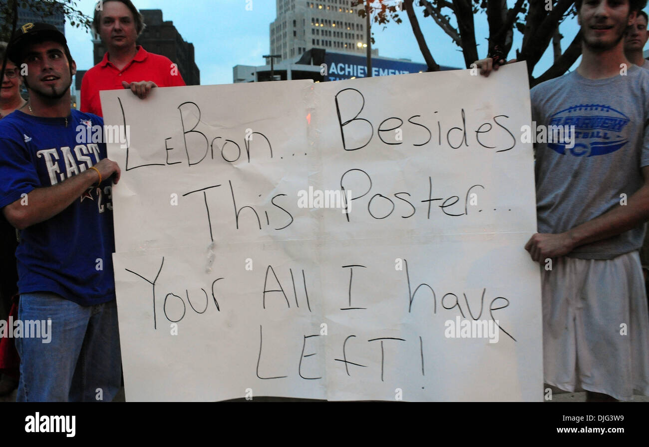8. Juli 2010 - Cleveland, Ohio, USA - Fans mit einem handgefertigten Poster als LeBron James kündigt zu einem nationalen Publikum verlässt er die Cleveland Cavaliers zu den Miami Heat.  (Kredit-Bild: © Bryan Smith/ZUMA Press) Stockfoto