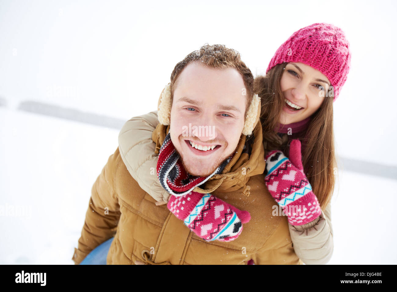 Porträt der glückliche junge Paare, die Spaß in Winter park Stockfoto